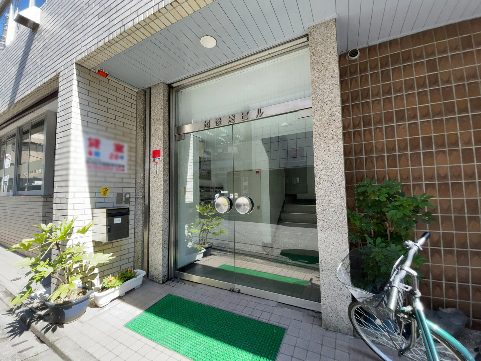 オフィスビル出入口