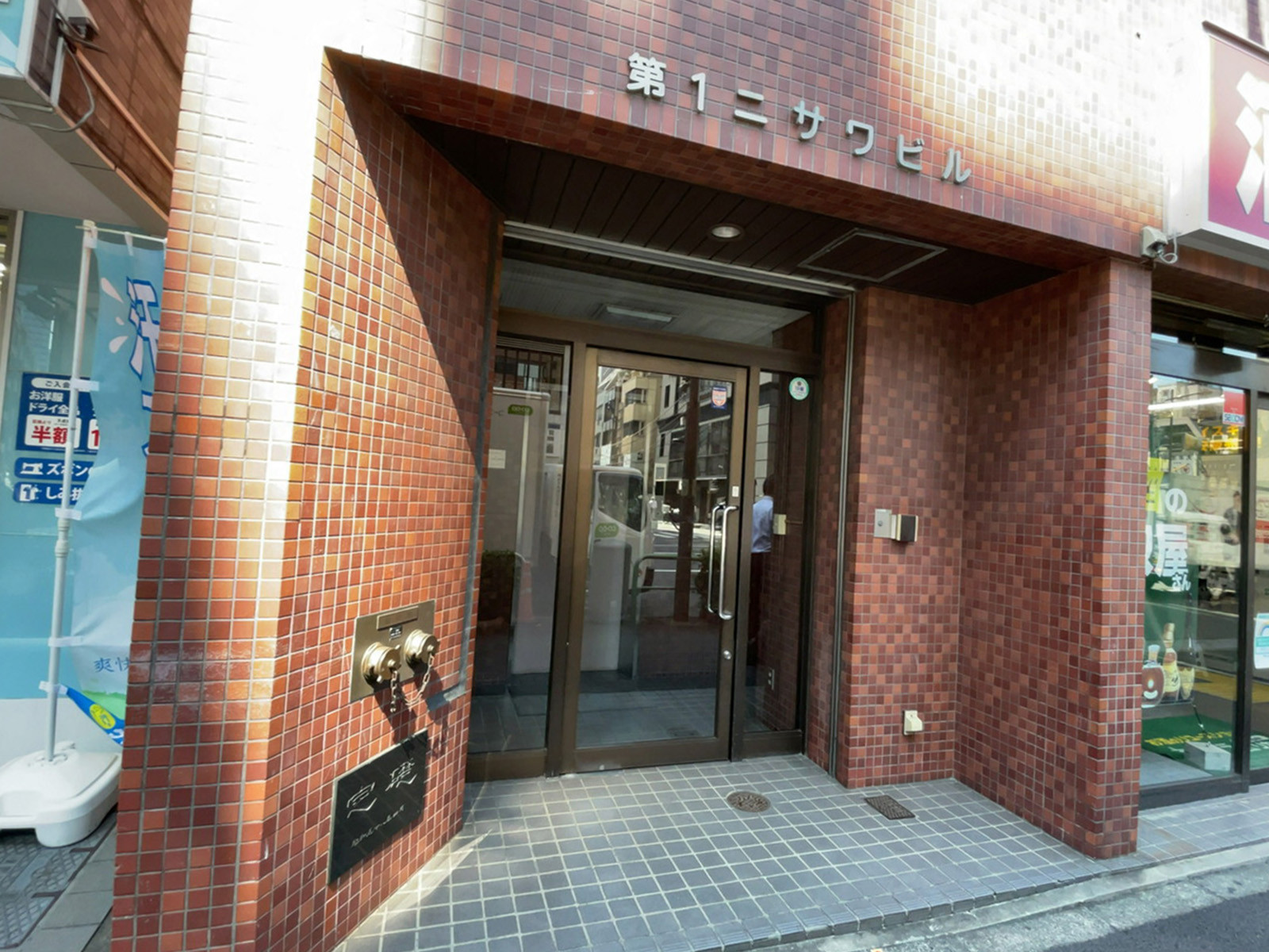 オフィスビル出入口