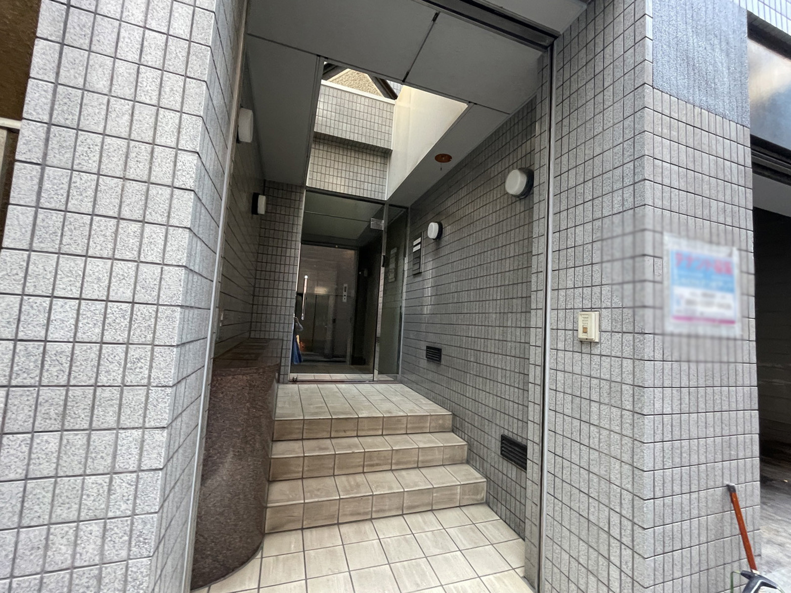 オフィスビル出入口