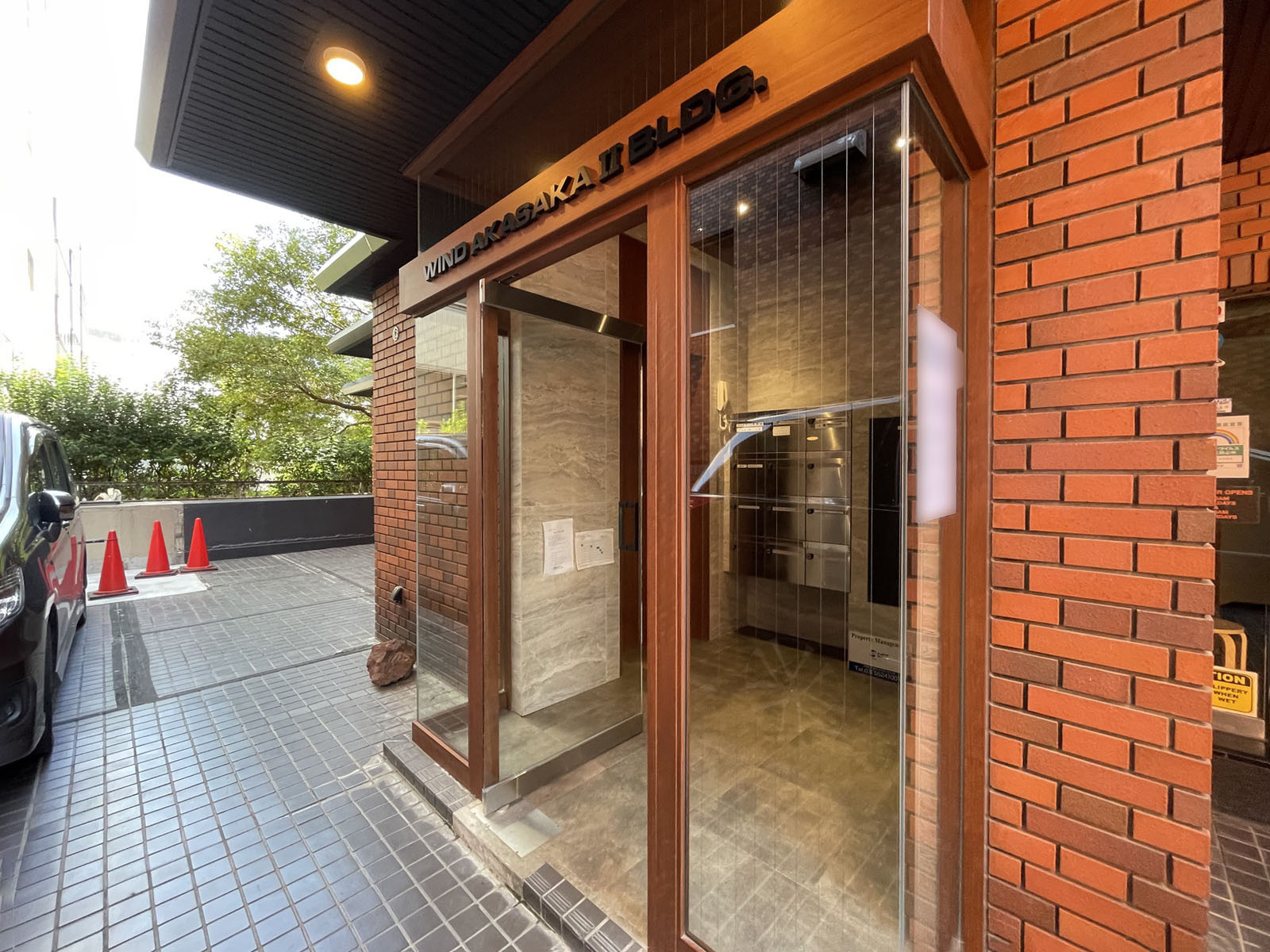 オフィスビル出入口