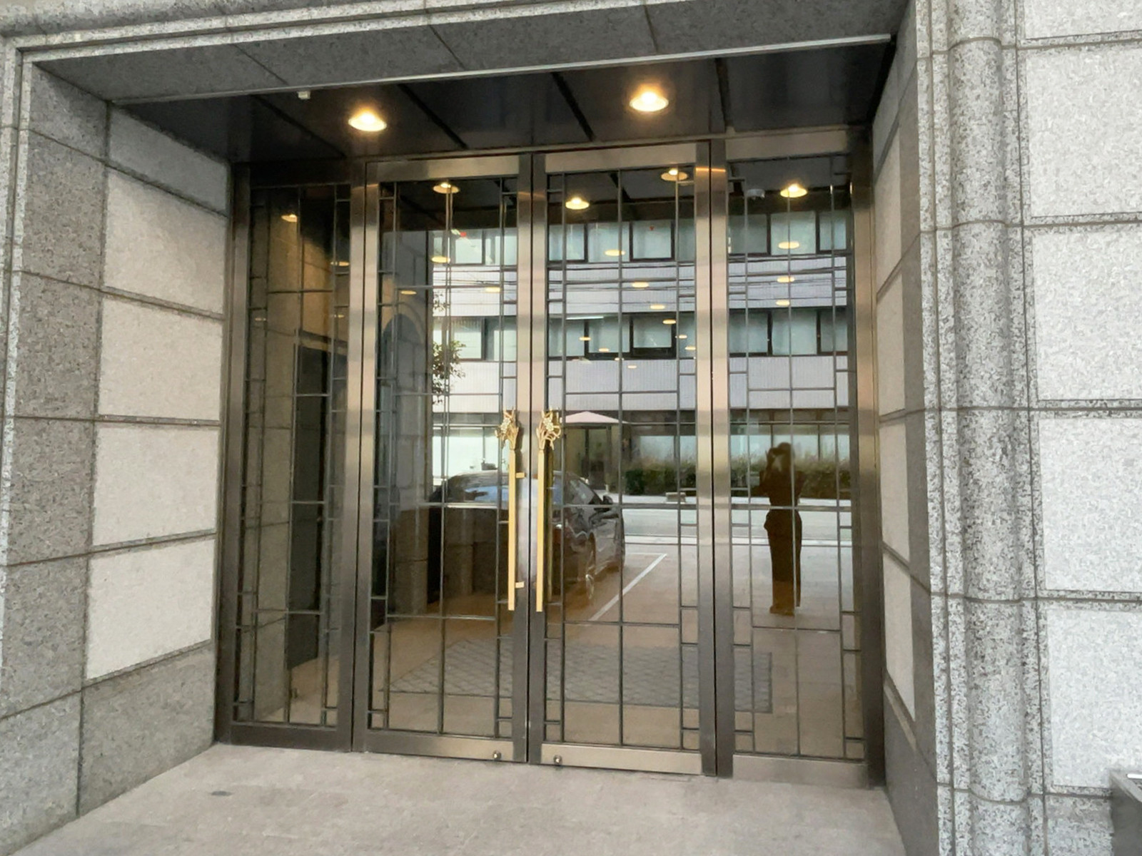 オフィスビル出入口