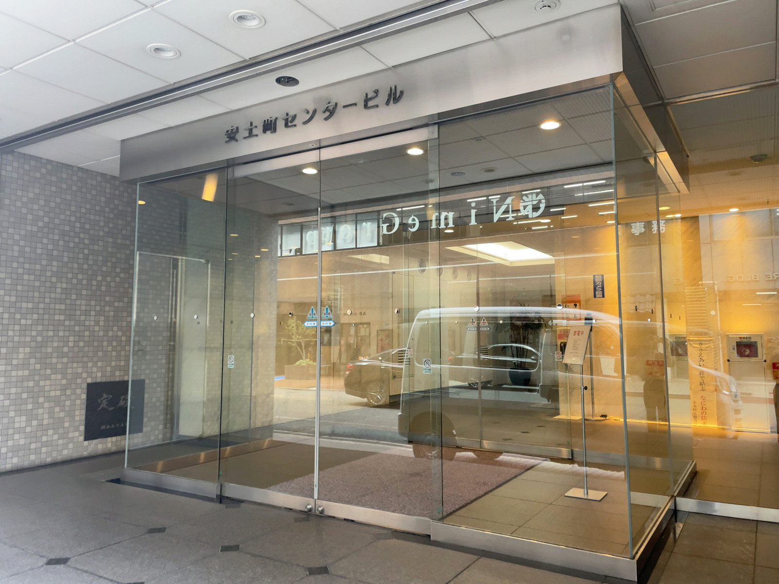 オフィスビル出入口