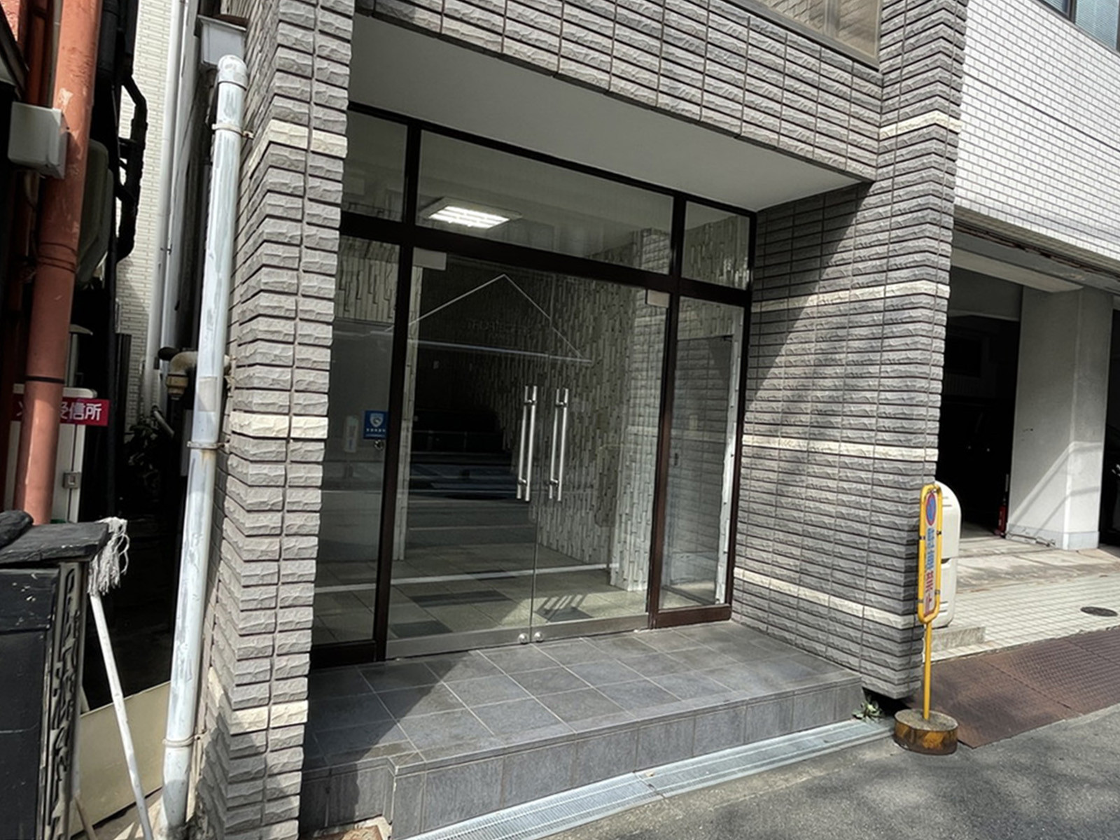 オフィスビル出入口