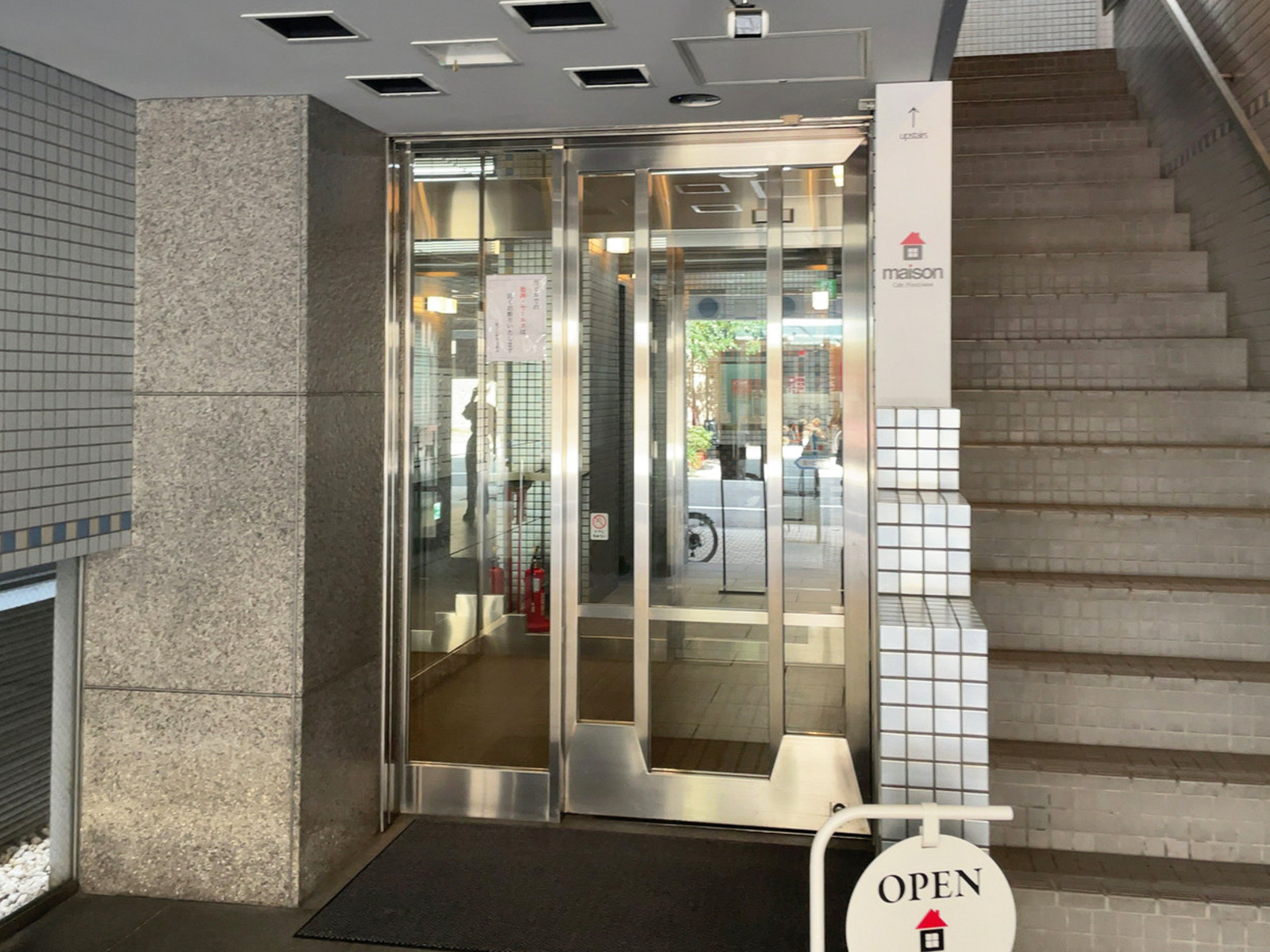オフィスビル出入口