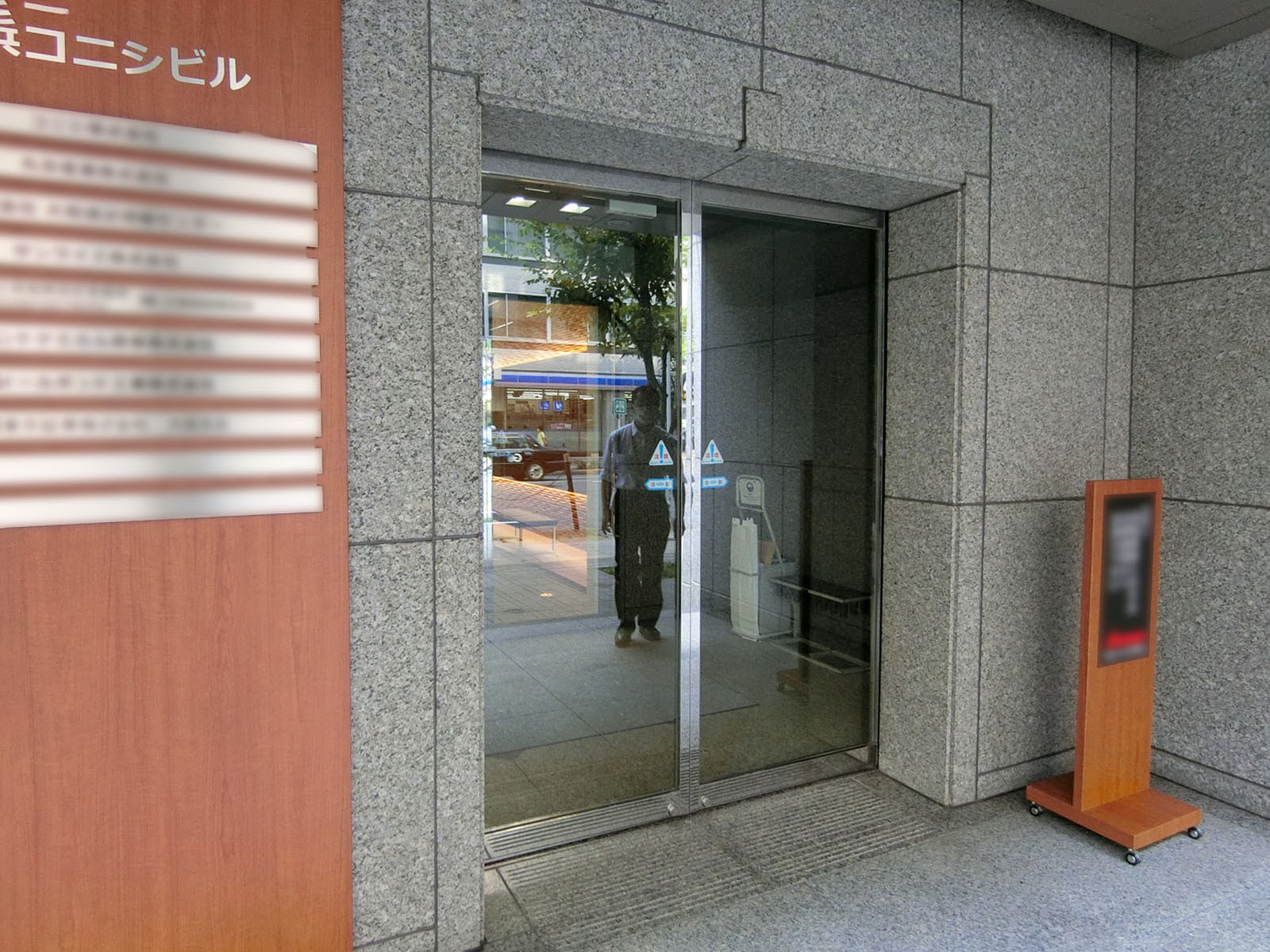 オフィスビル出入口