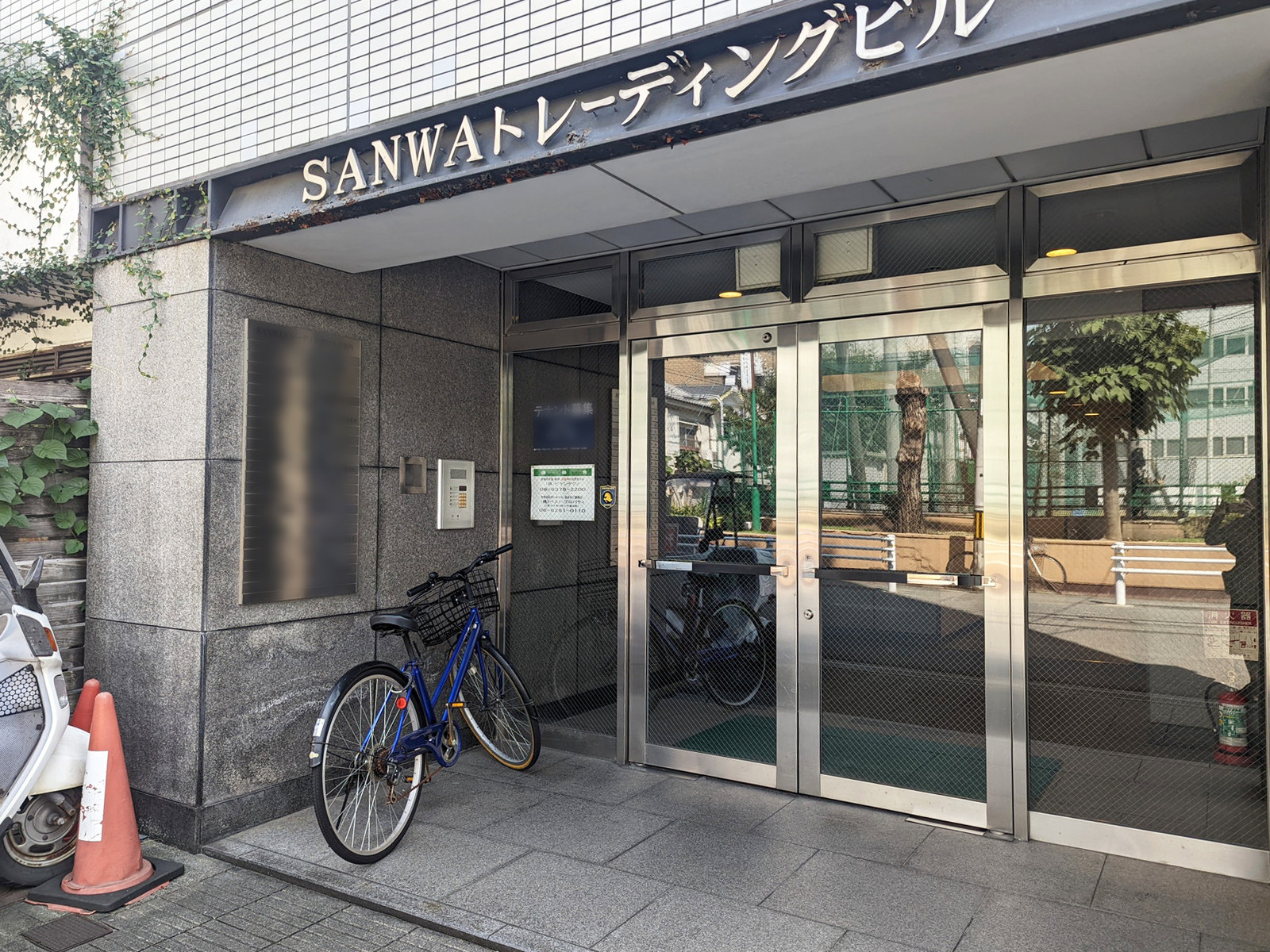オフィスビル出入り口