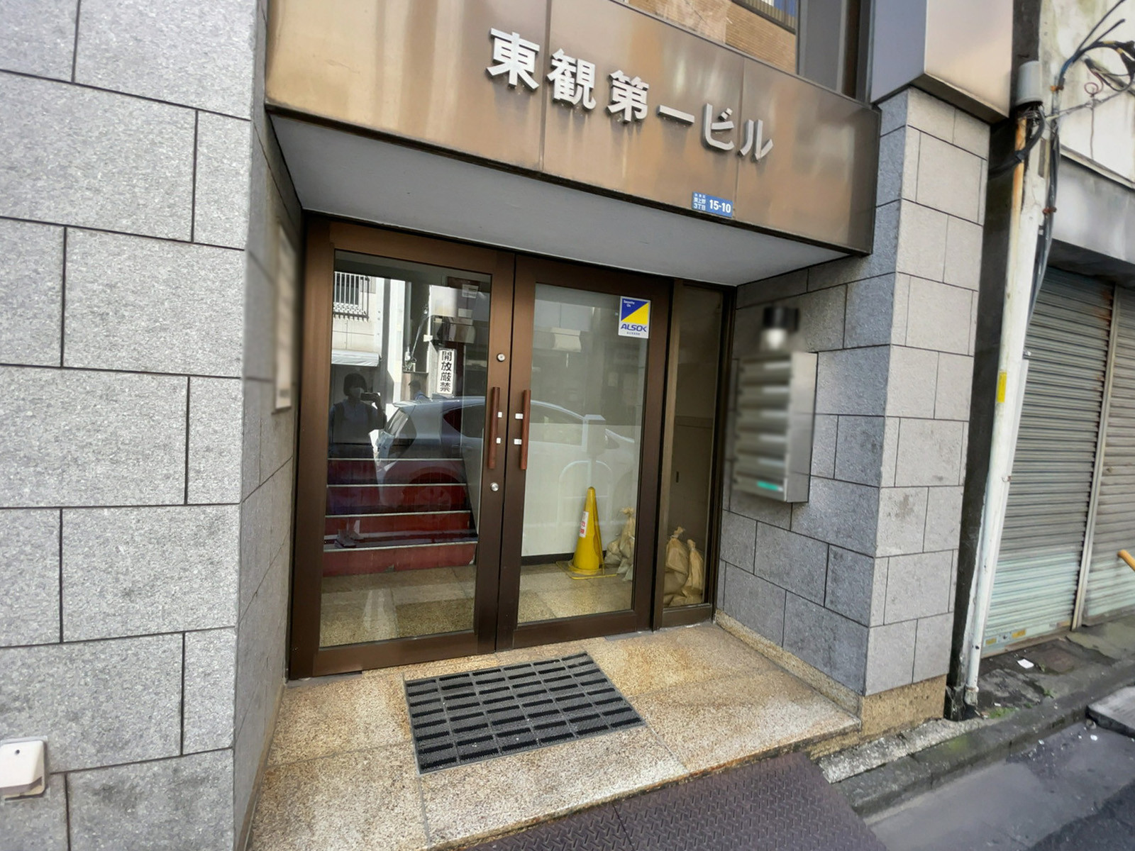オフィスビル出入口