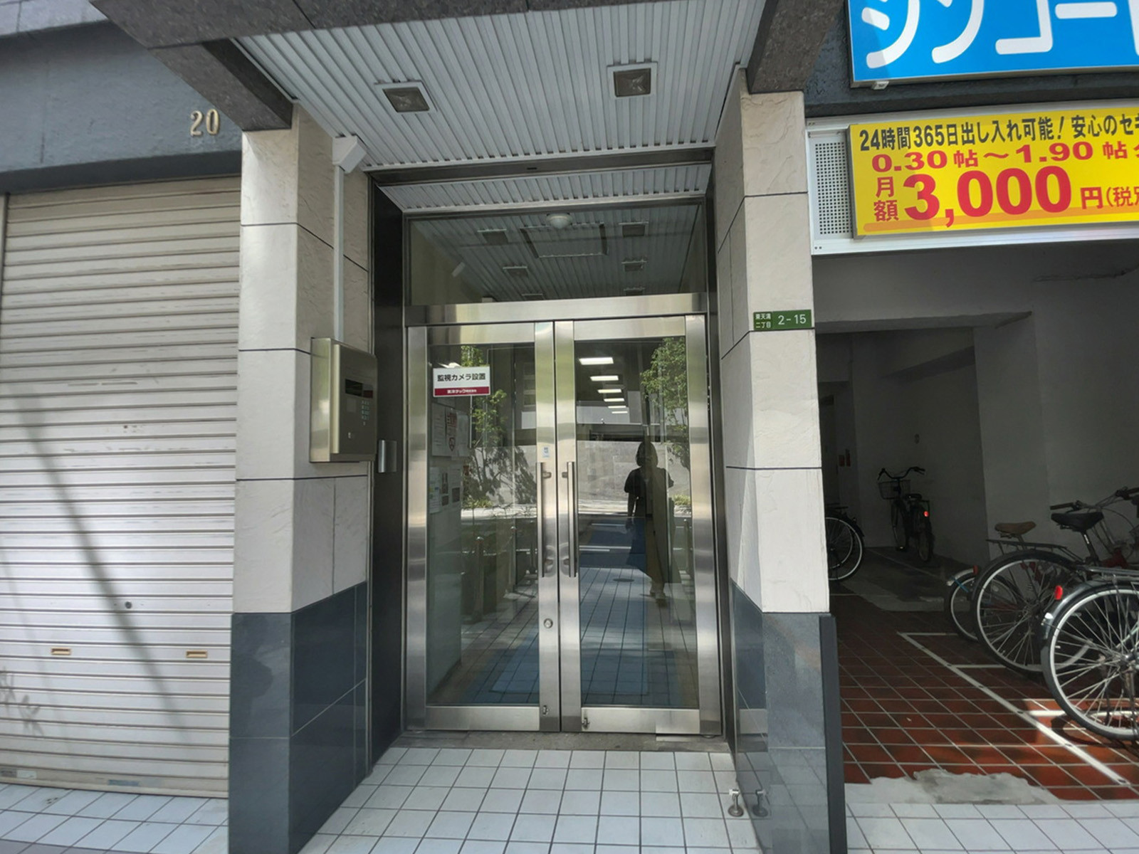 オフィスビル出入口
