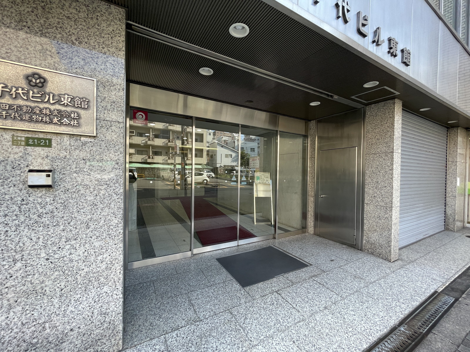 オフィスビル出入口
