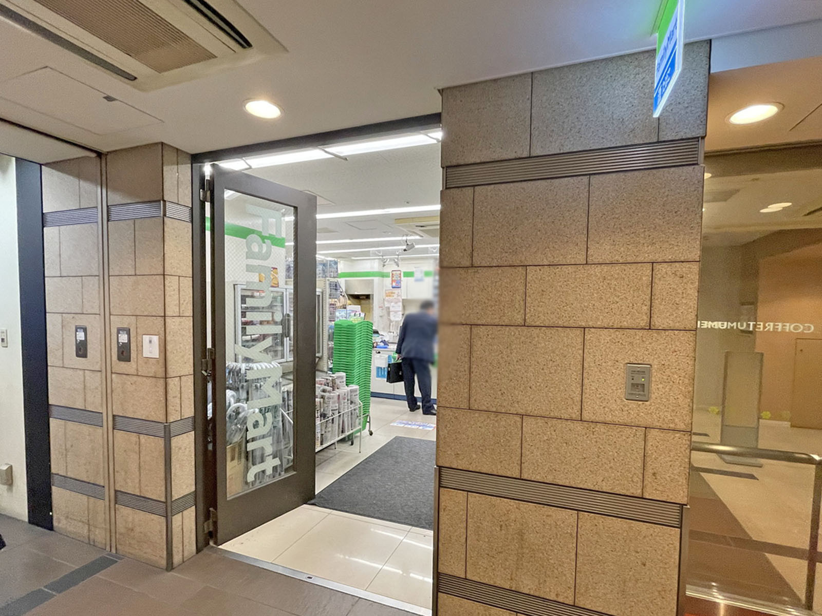 1階のファミリーマート東梅田駅前店