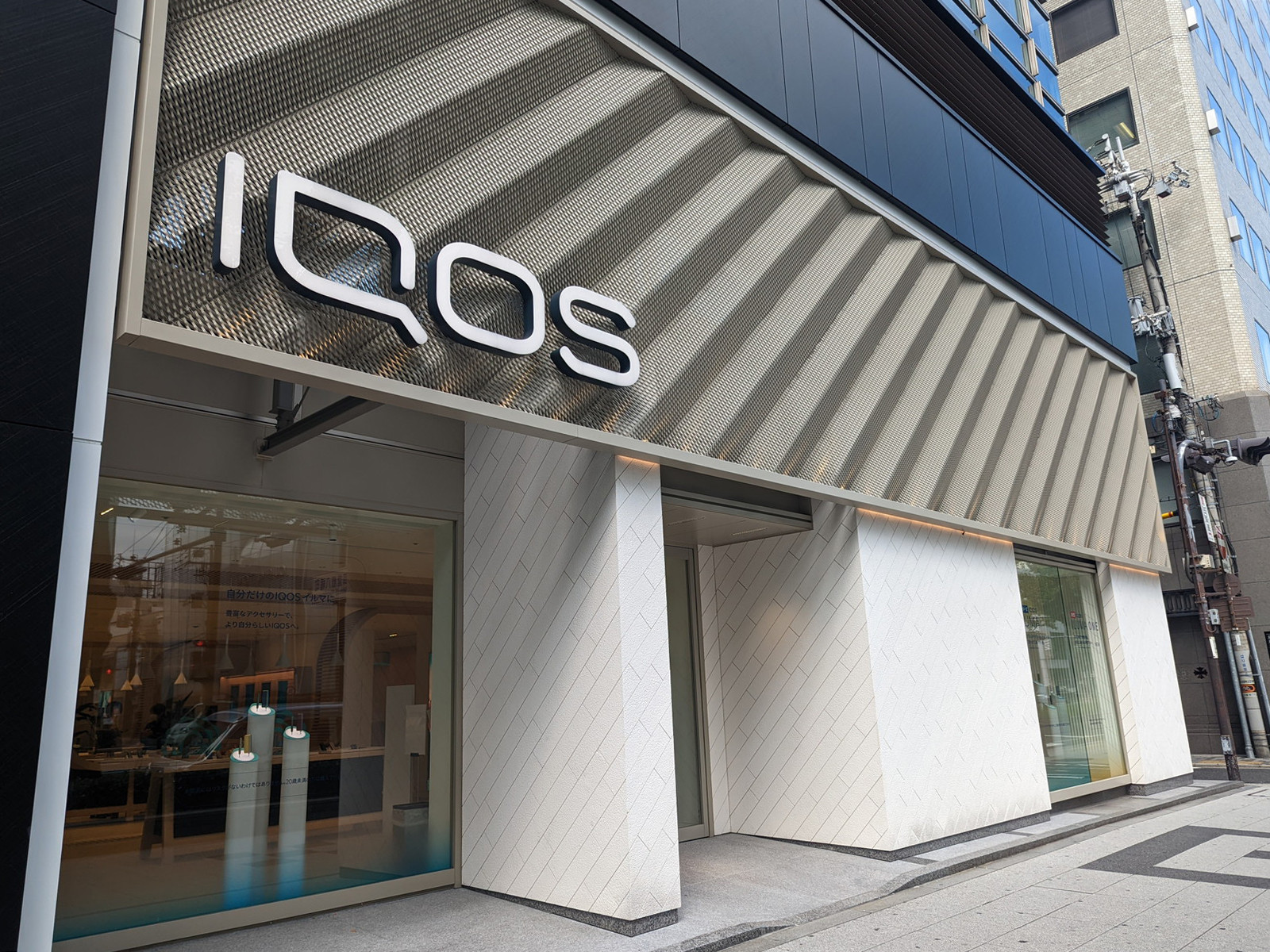 1階のIQOS ストア 心斎橋