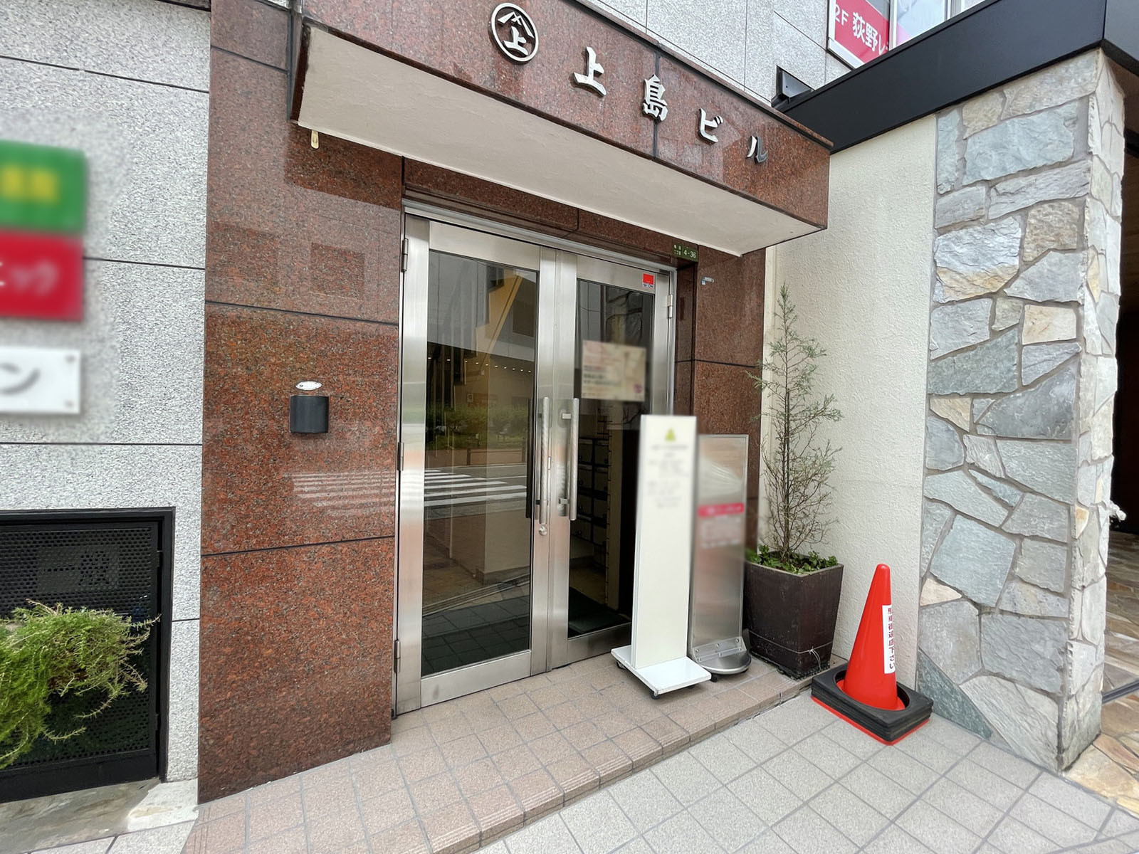 オフィスビル出入口