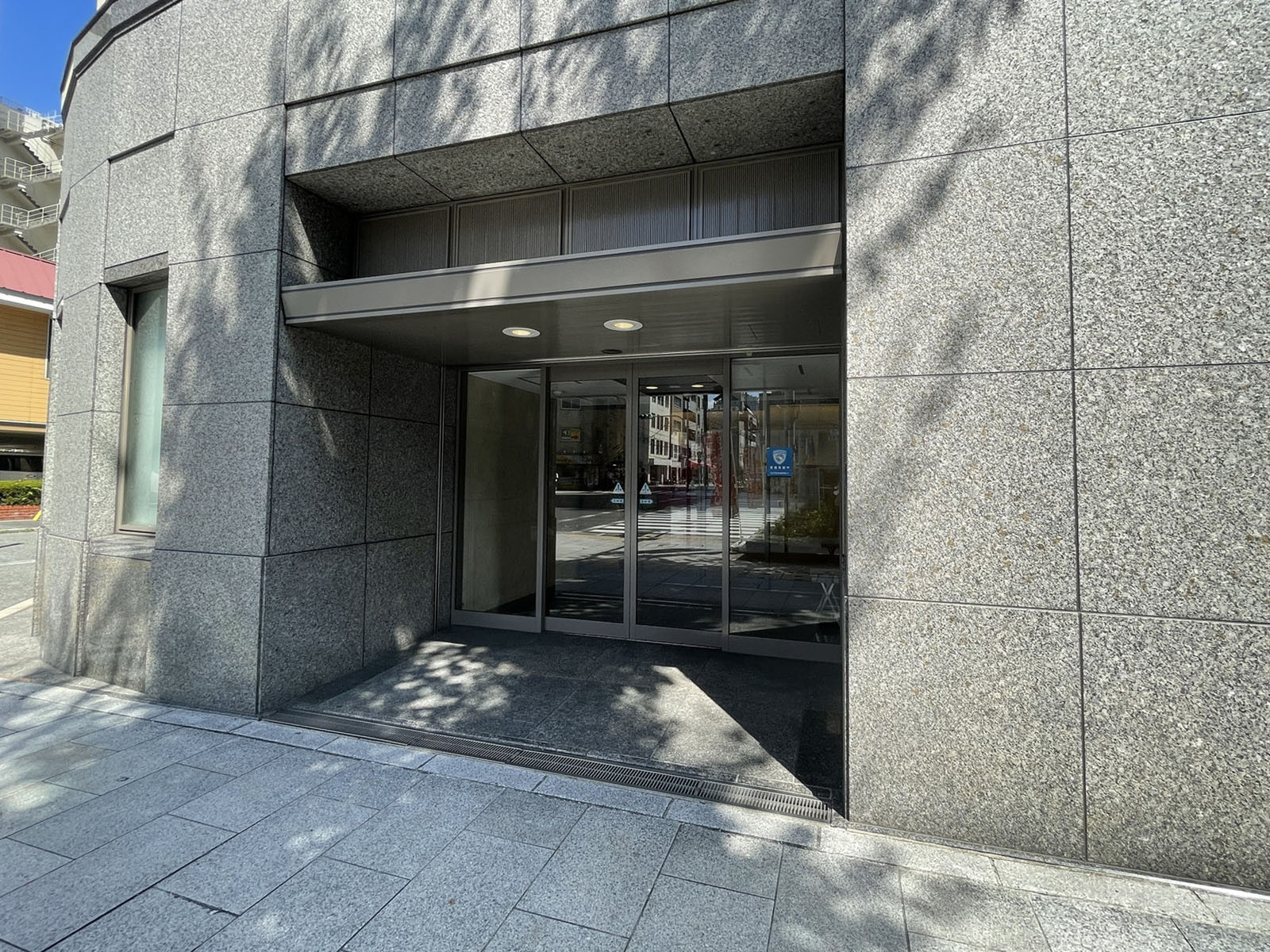 オフィスビル出入口