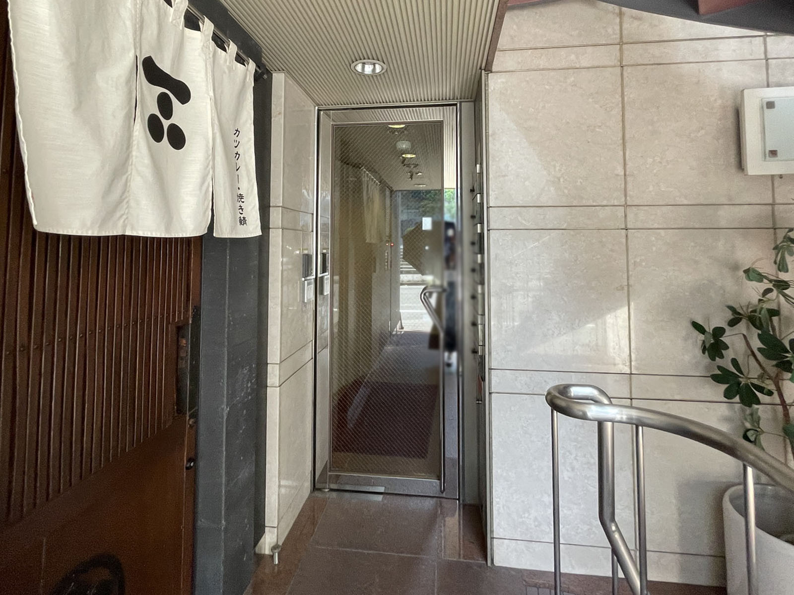 オフィスビル出入り口
