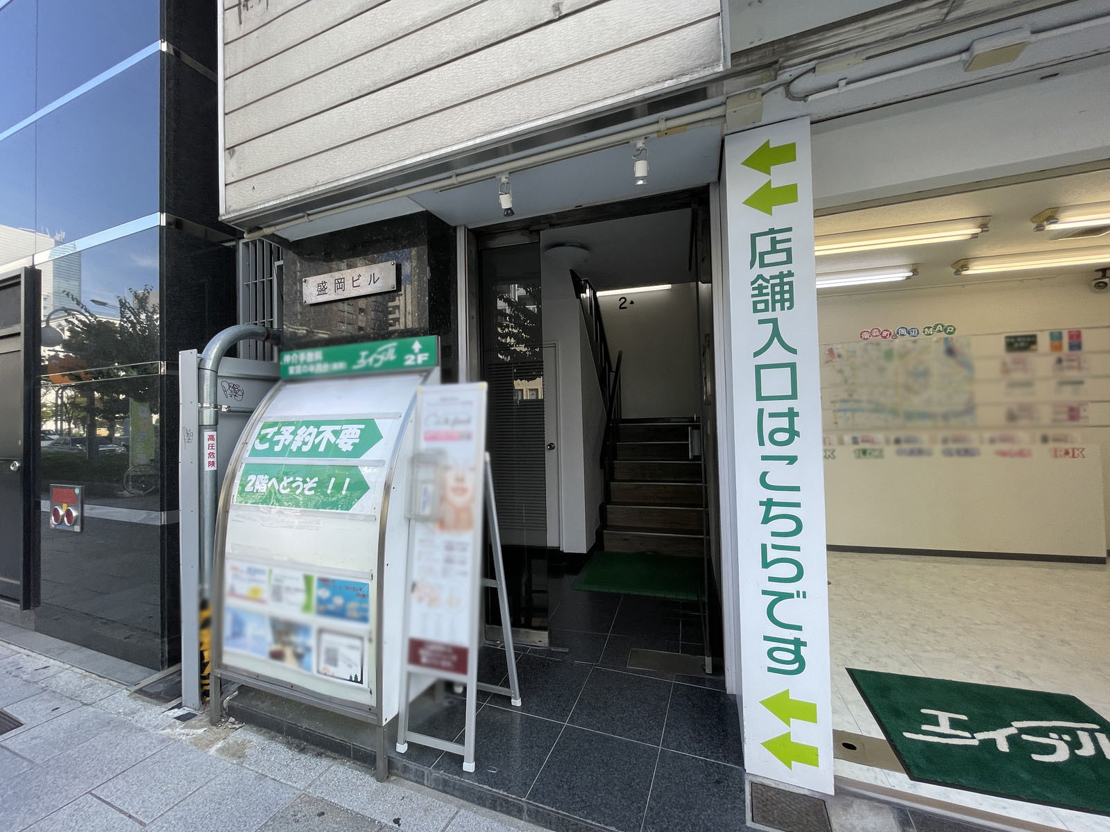 オフィスビル出入り口