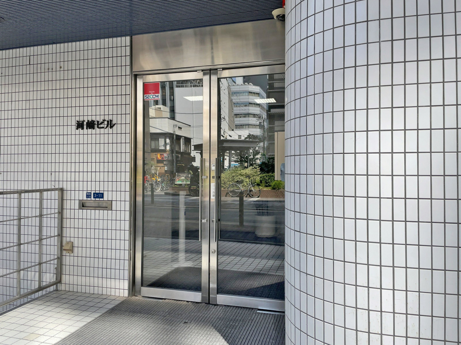 オフィスビル出入口