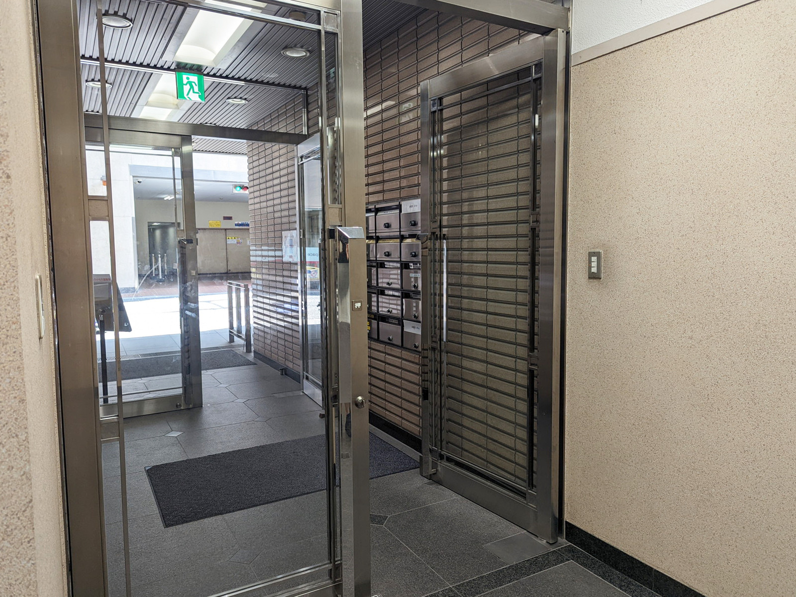 オフィスビル出入口