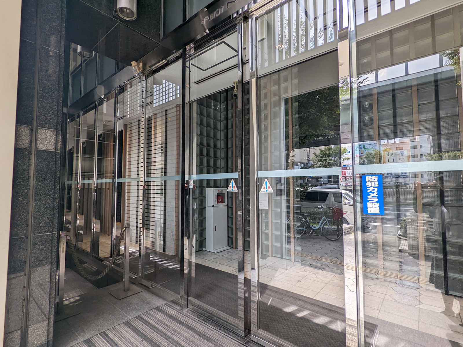 オフィスビル出入口