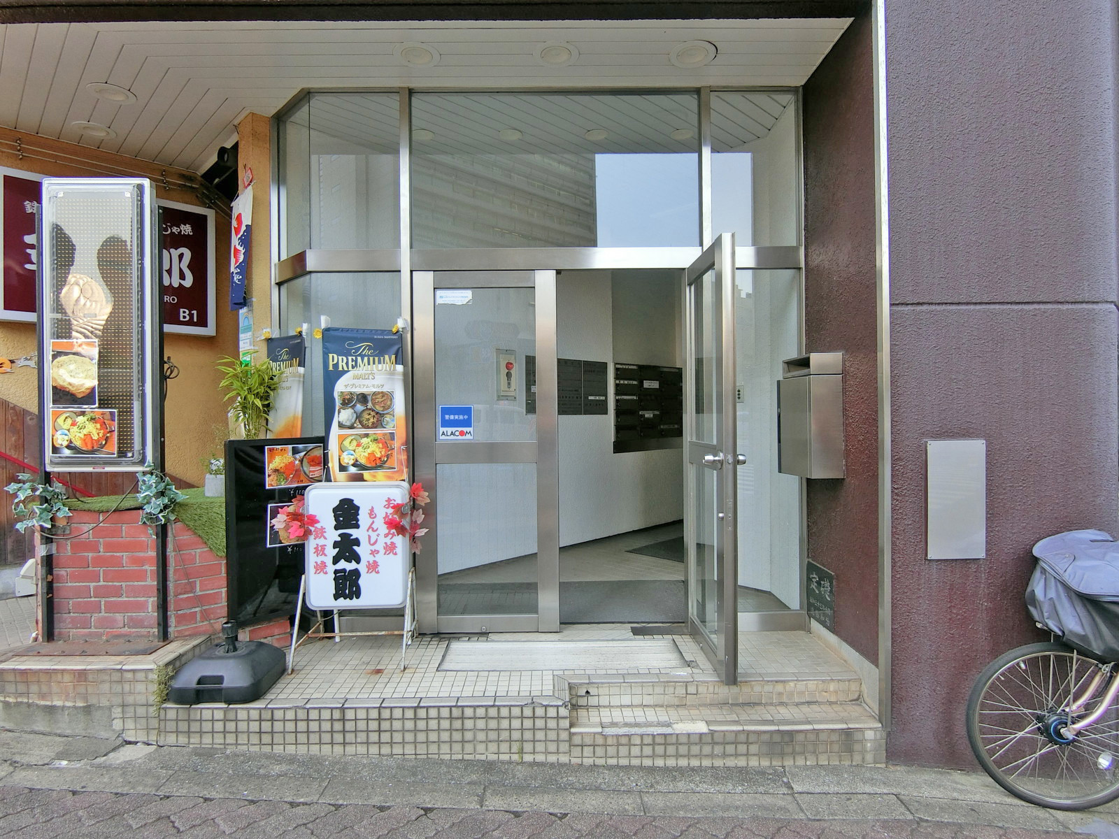 オフィスビル出入口