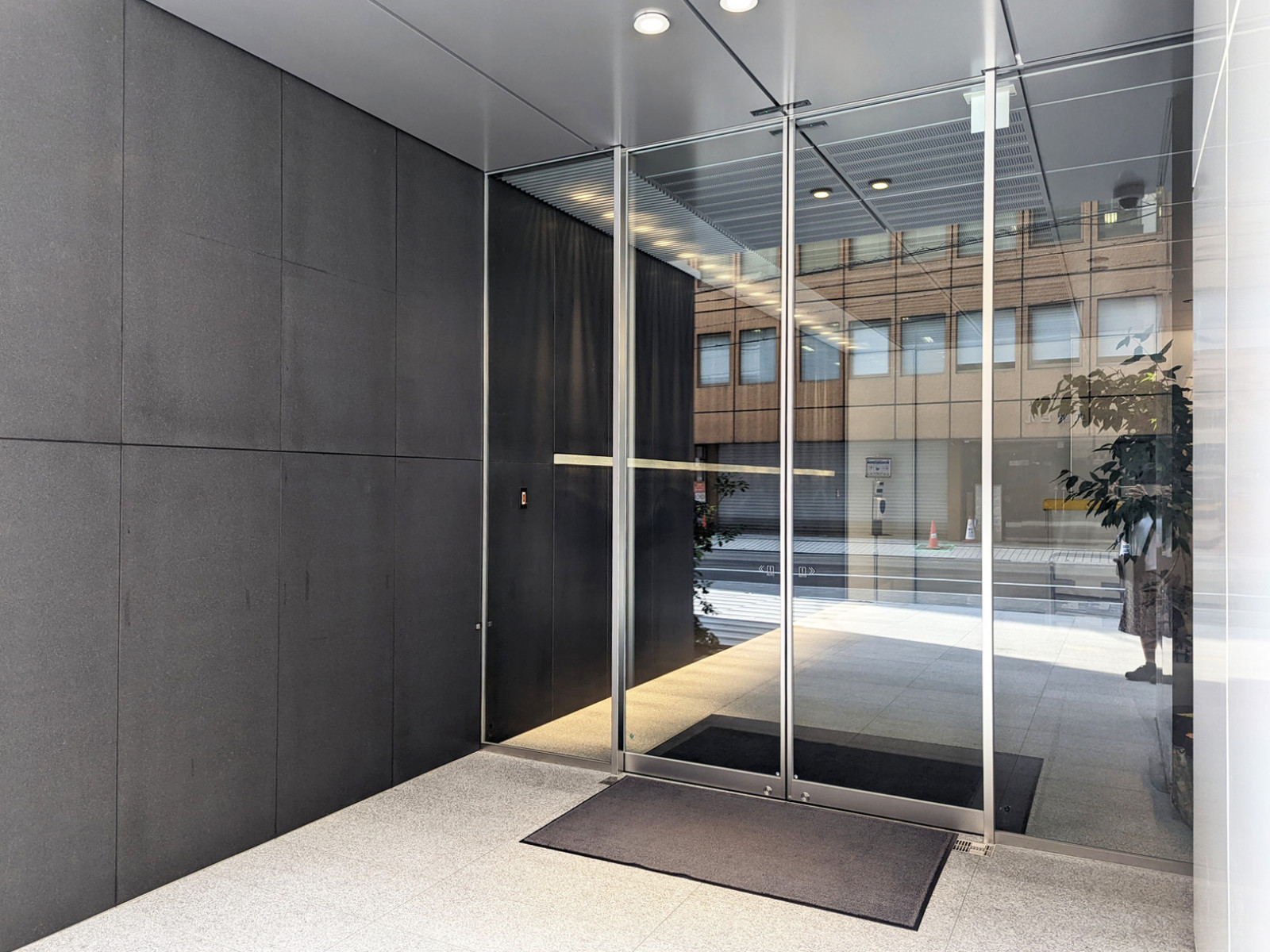 オフィスビル出入り口