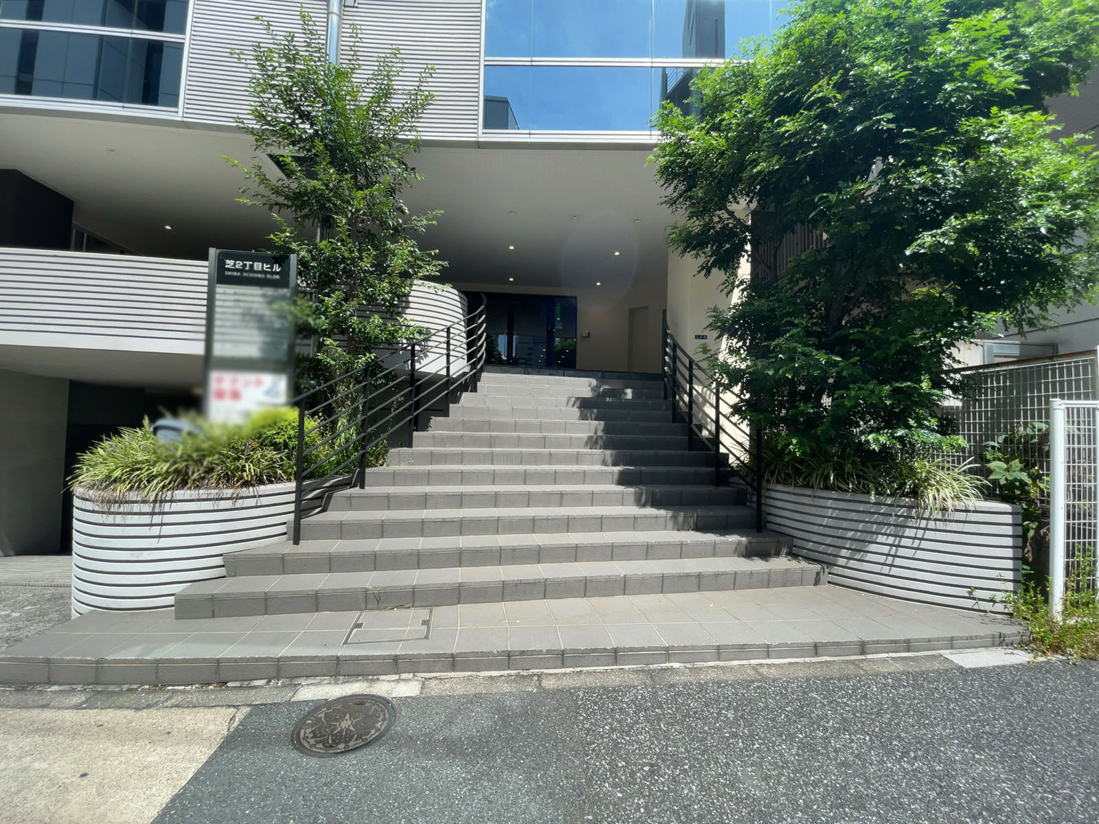 オフィスビル出入口
