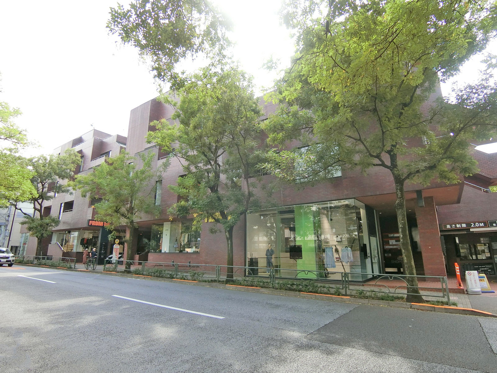 横長の外観