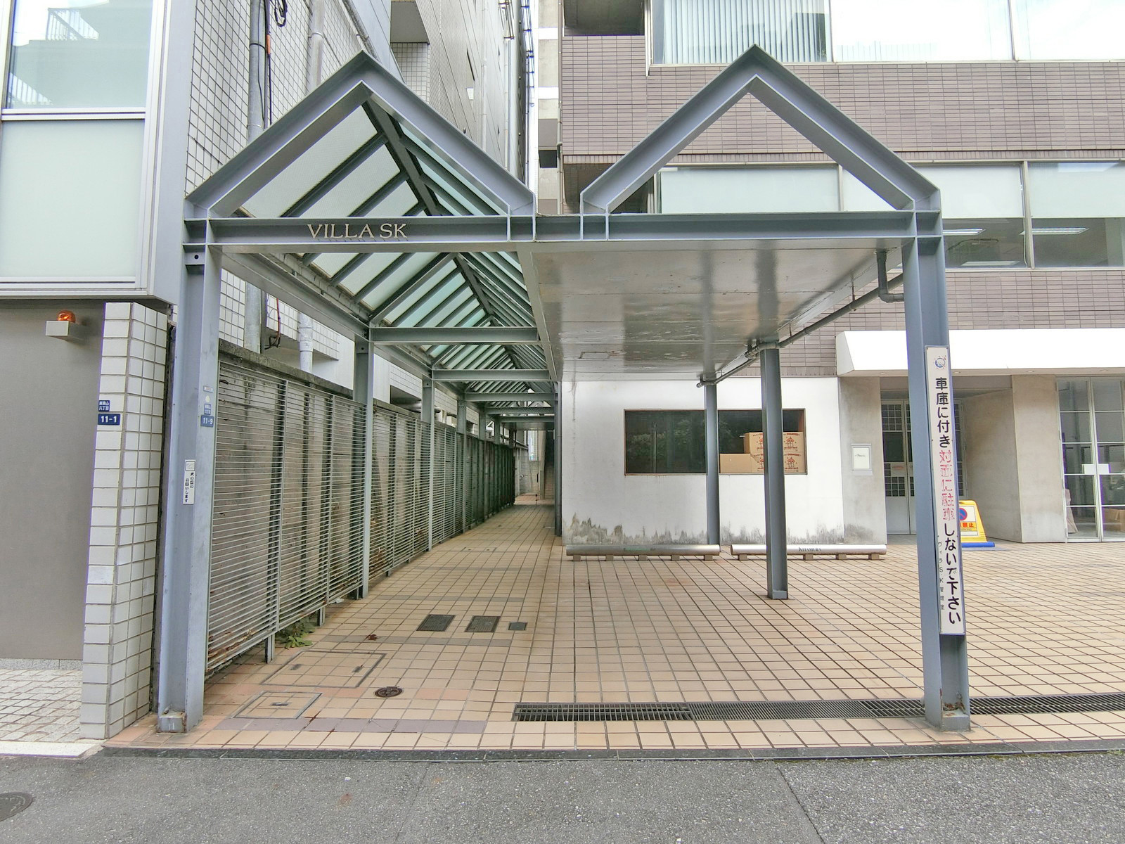 オフィス出入り口