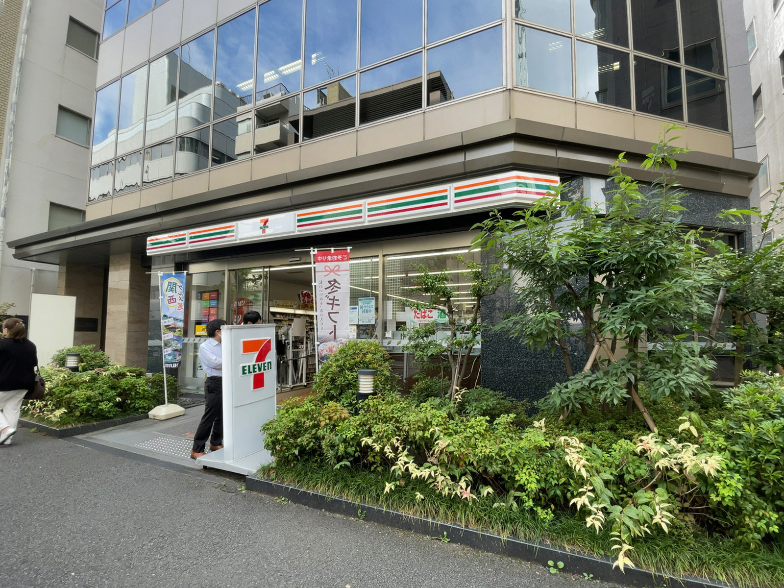 1階のセブンイレブン西新橋3丁目店