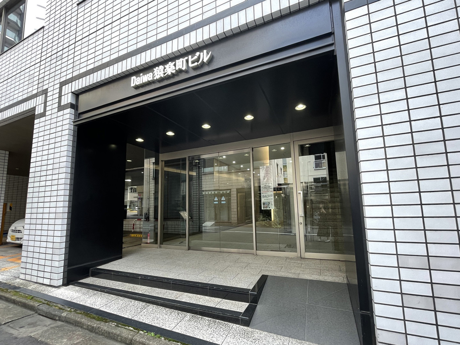 オフィスビル出入口