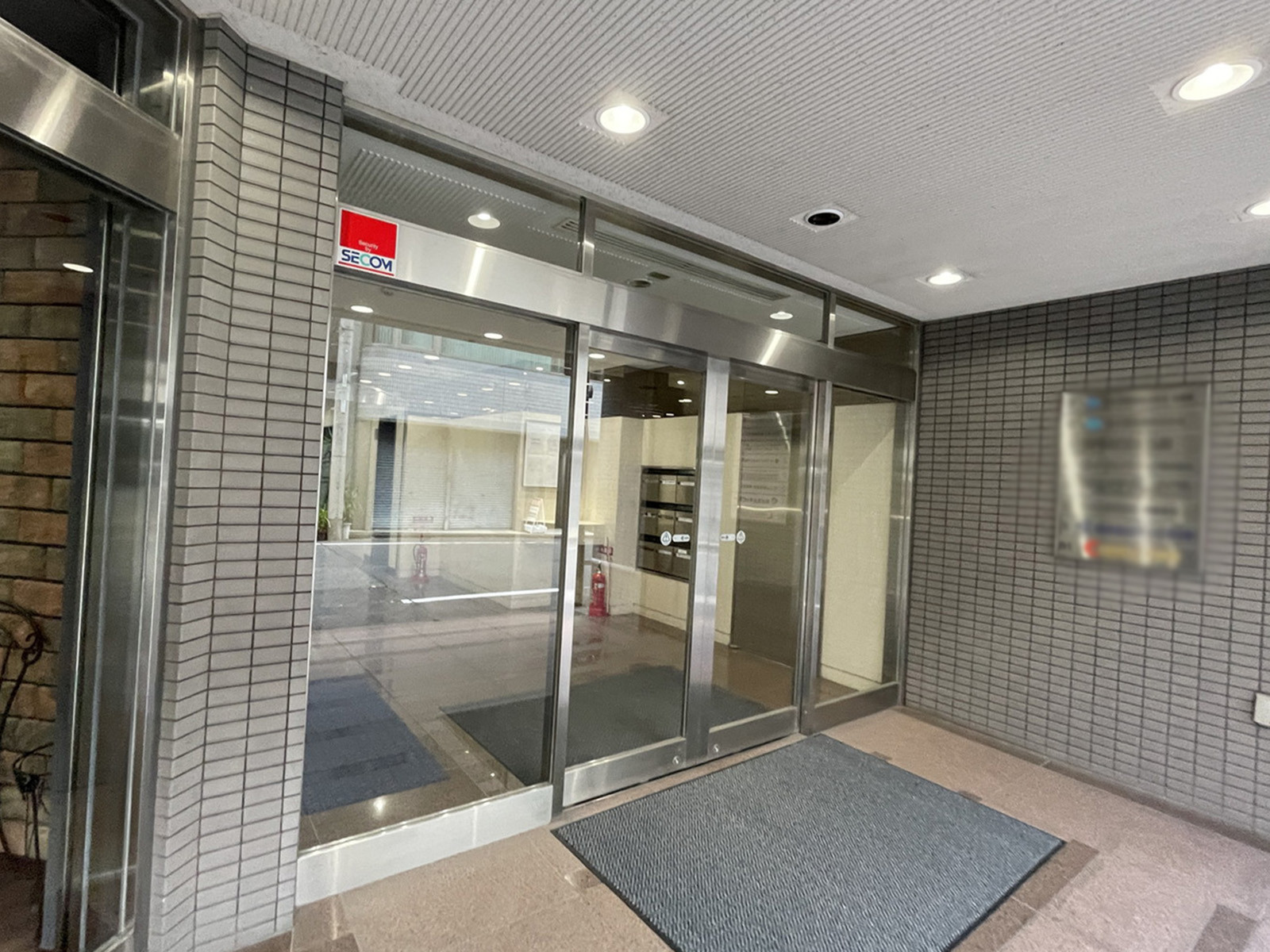 オフィスビル出入口