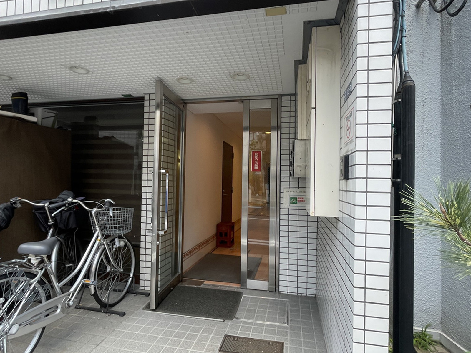 オフィスビル出入口