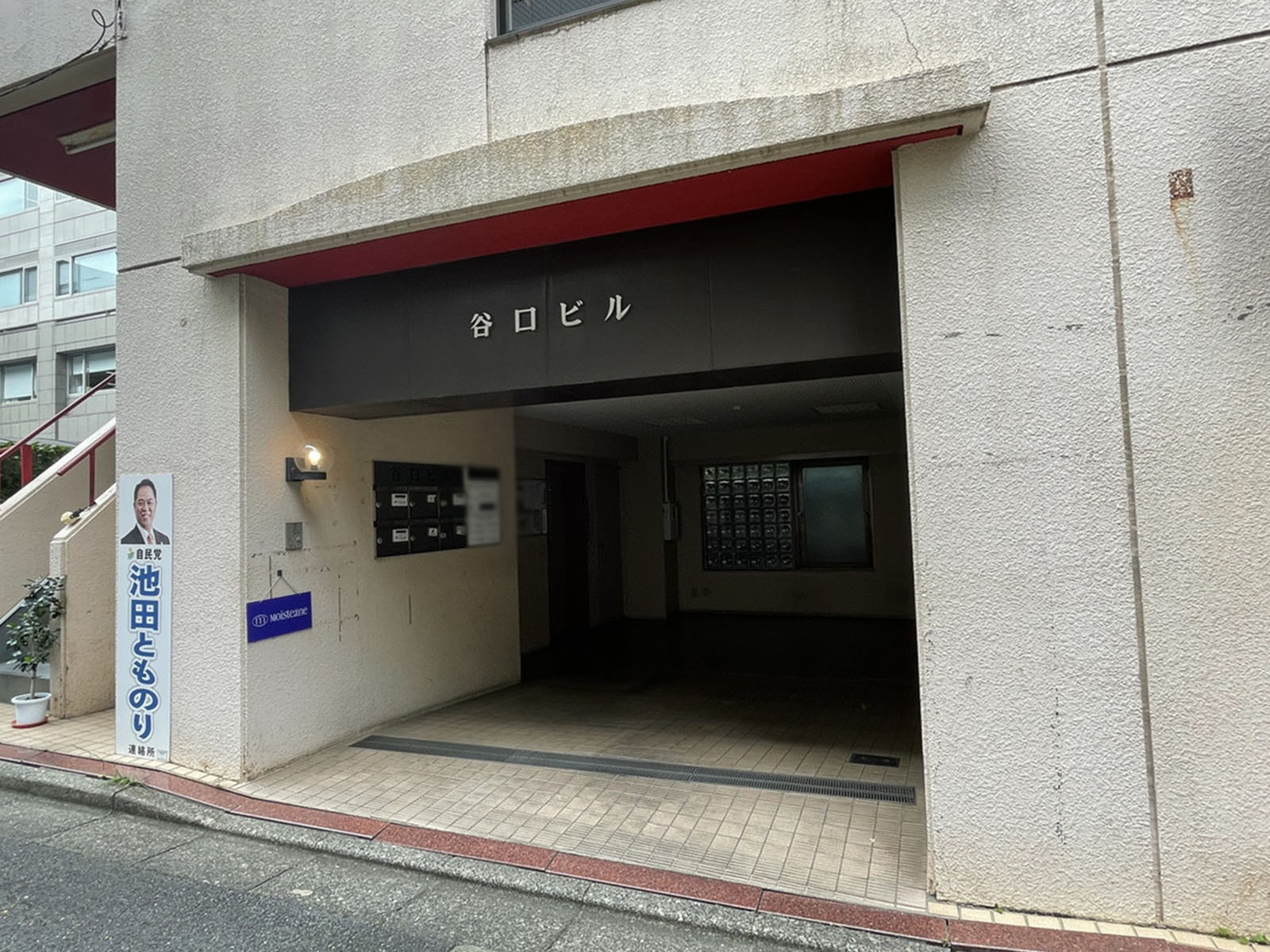 オフィスビル出入口
