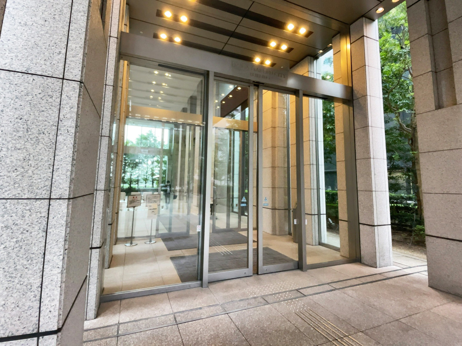 オフィスビル出入口