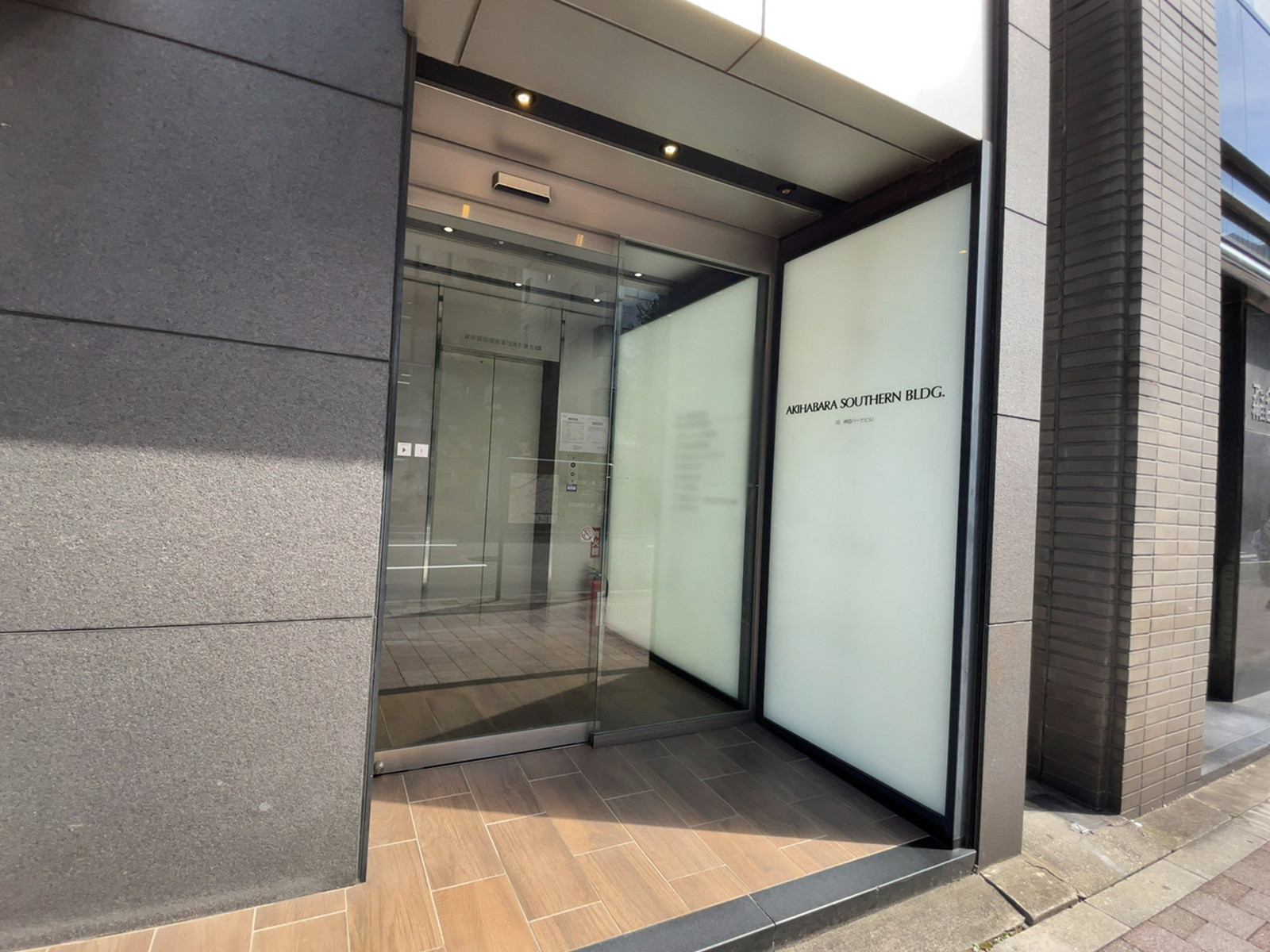 オフィスビル出入口