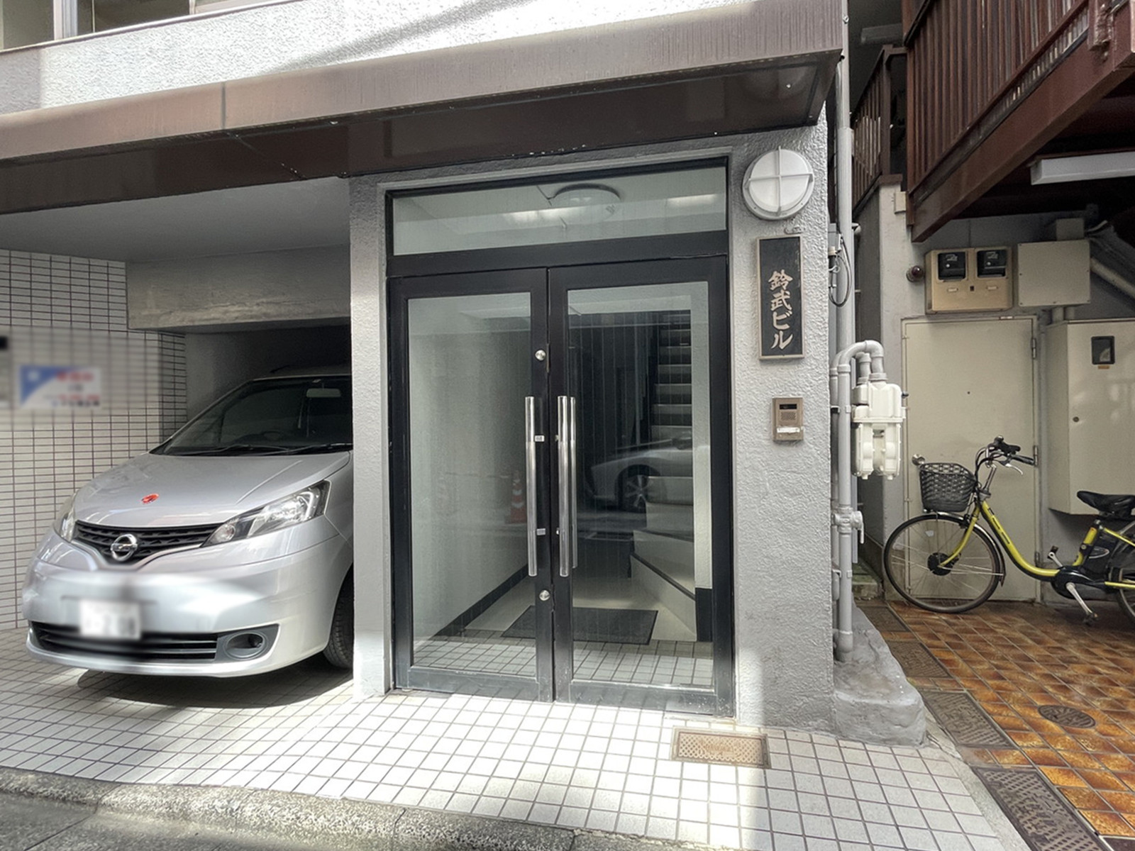 オフィスビル出入口