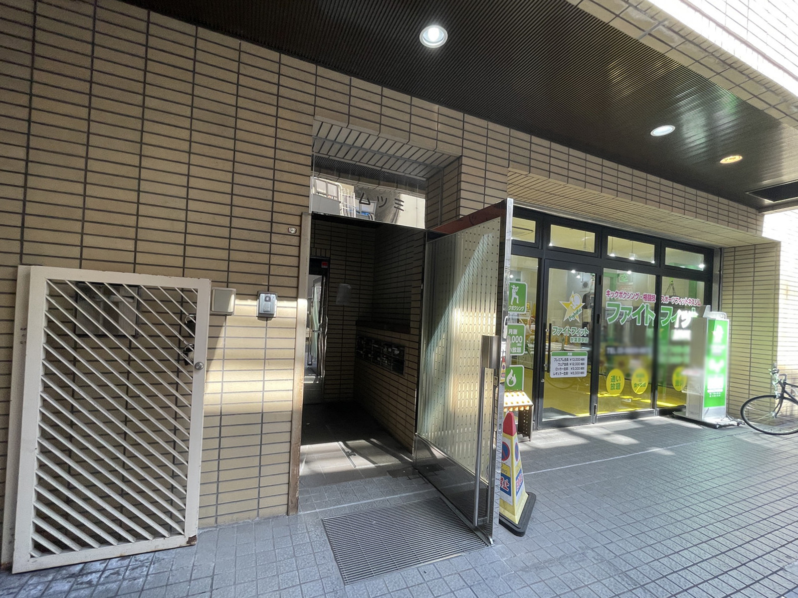 オフィスビル出入口