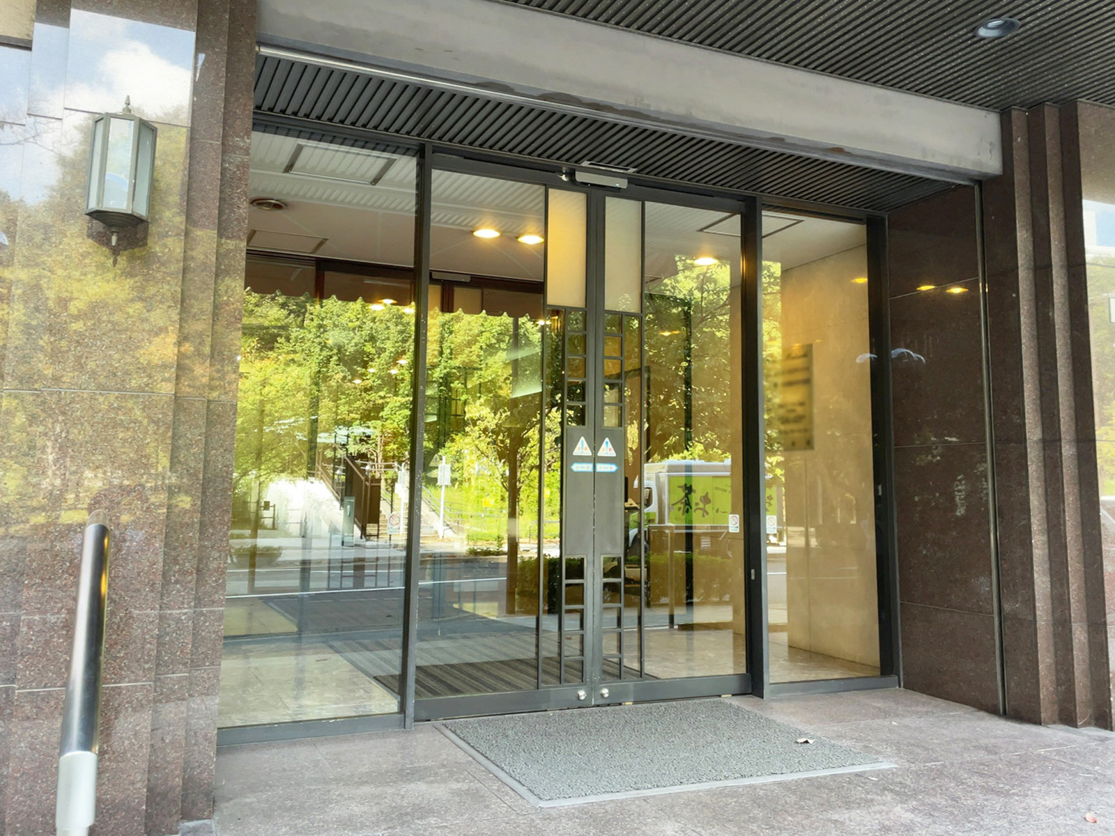 オフィスビル出入口