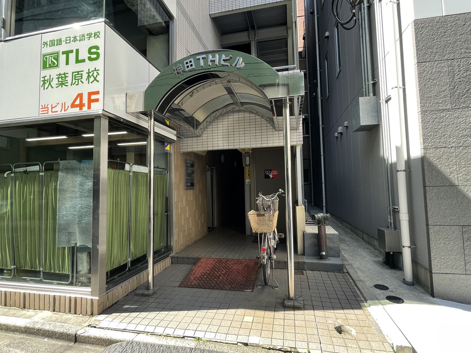 オフィスビル出入口