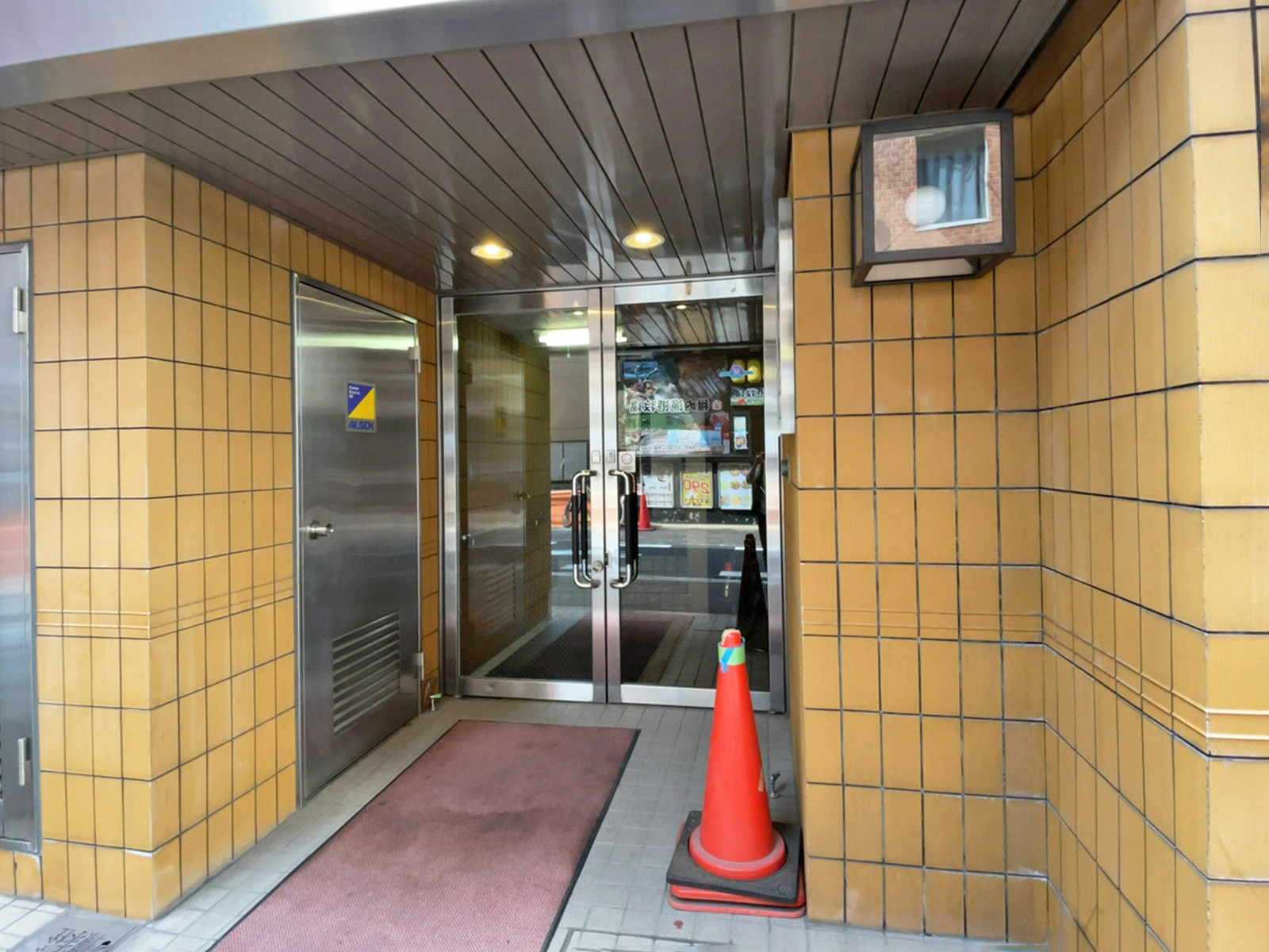 オフィスビル出入口