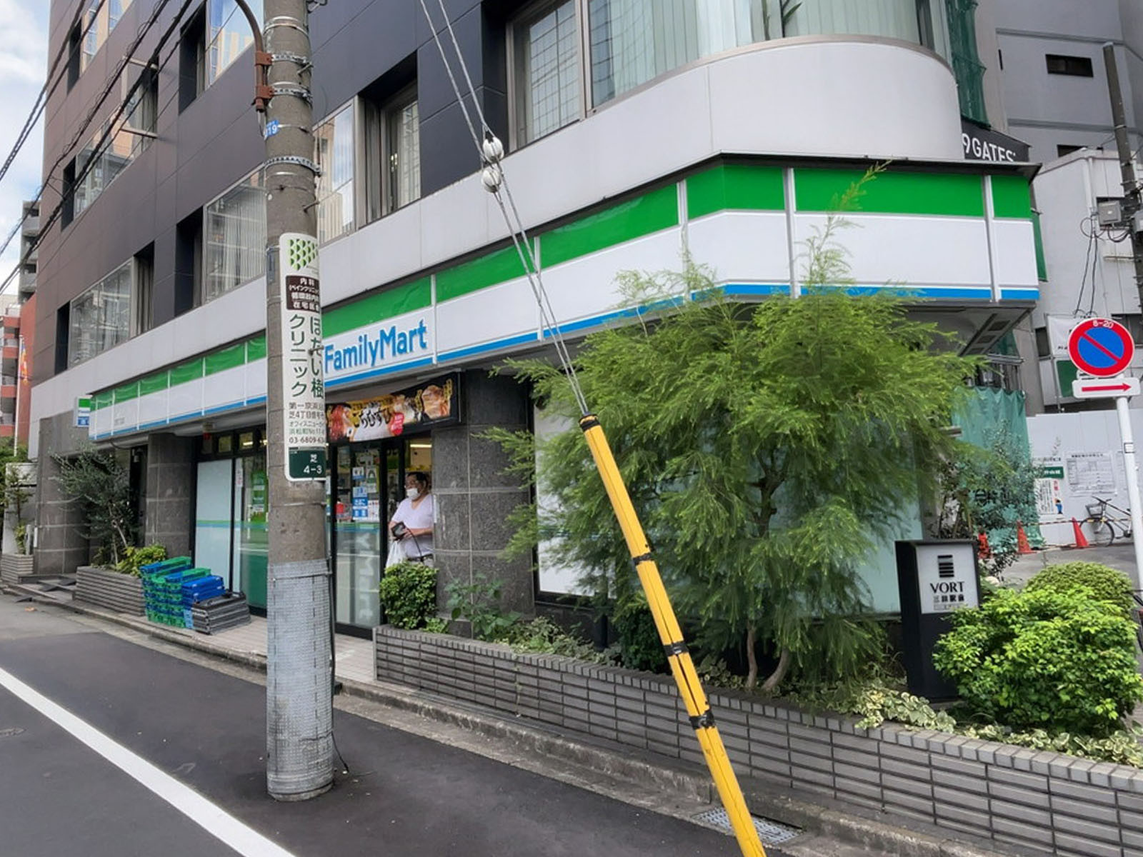1階のファミリーマート芝四丁目店