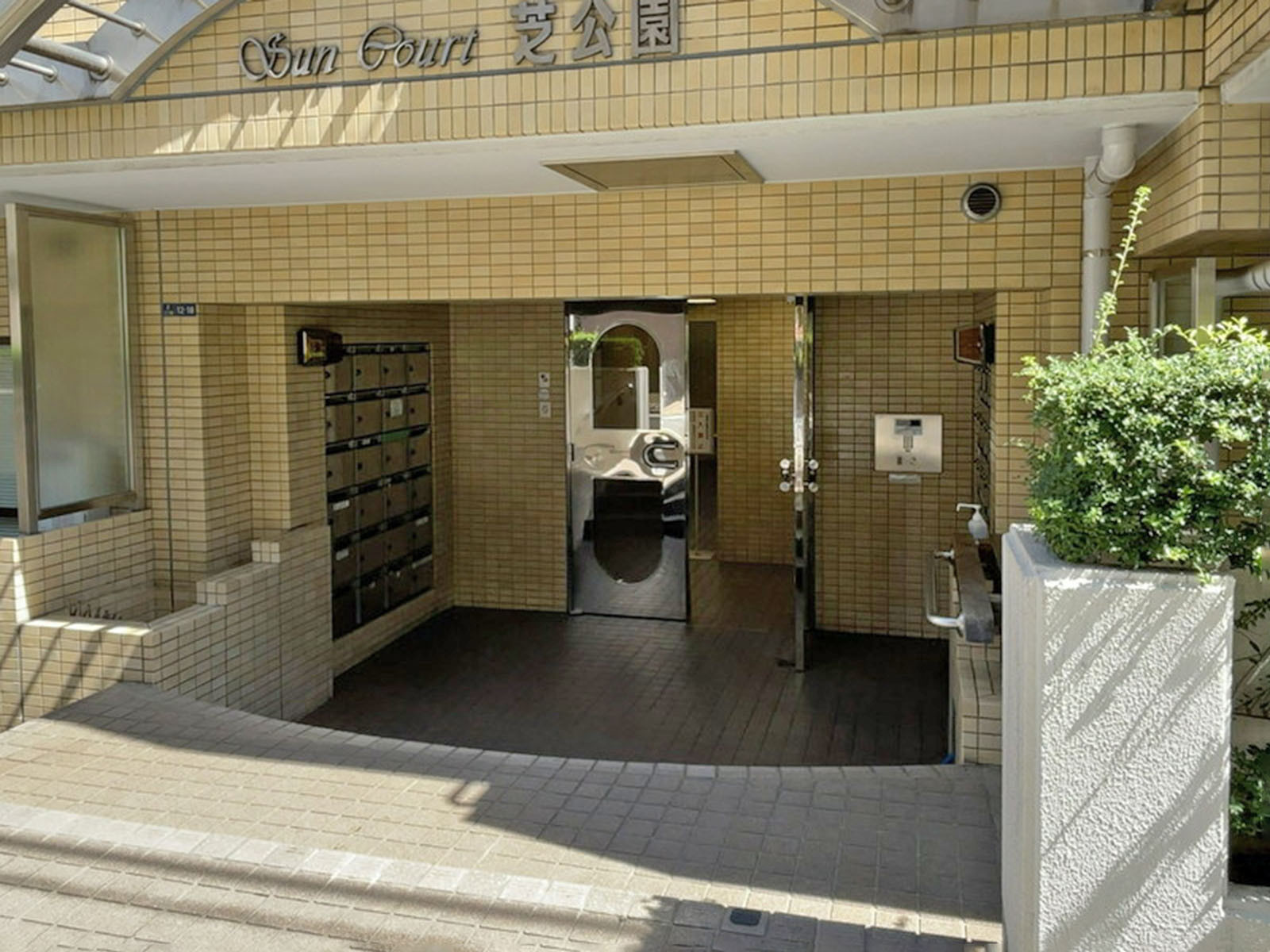 オフィスビル出入口