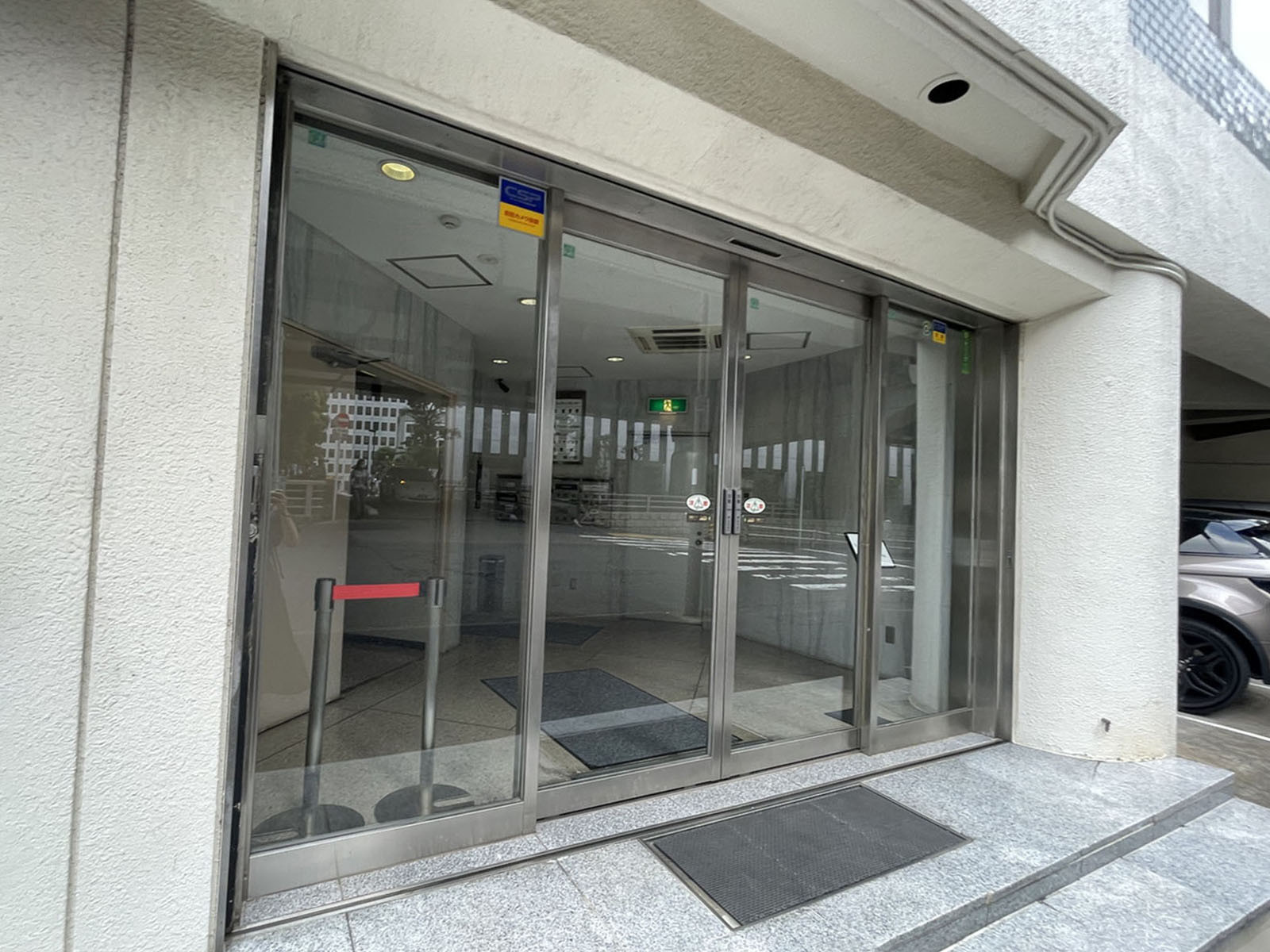 オフィスビル出入口