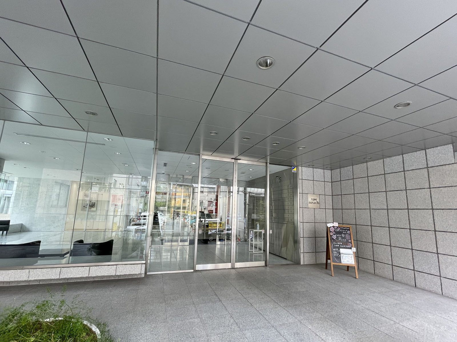 オフィスビル出入口