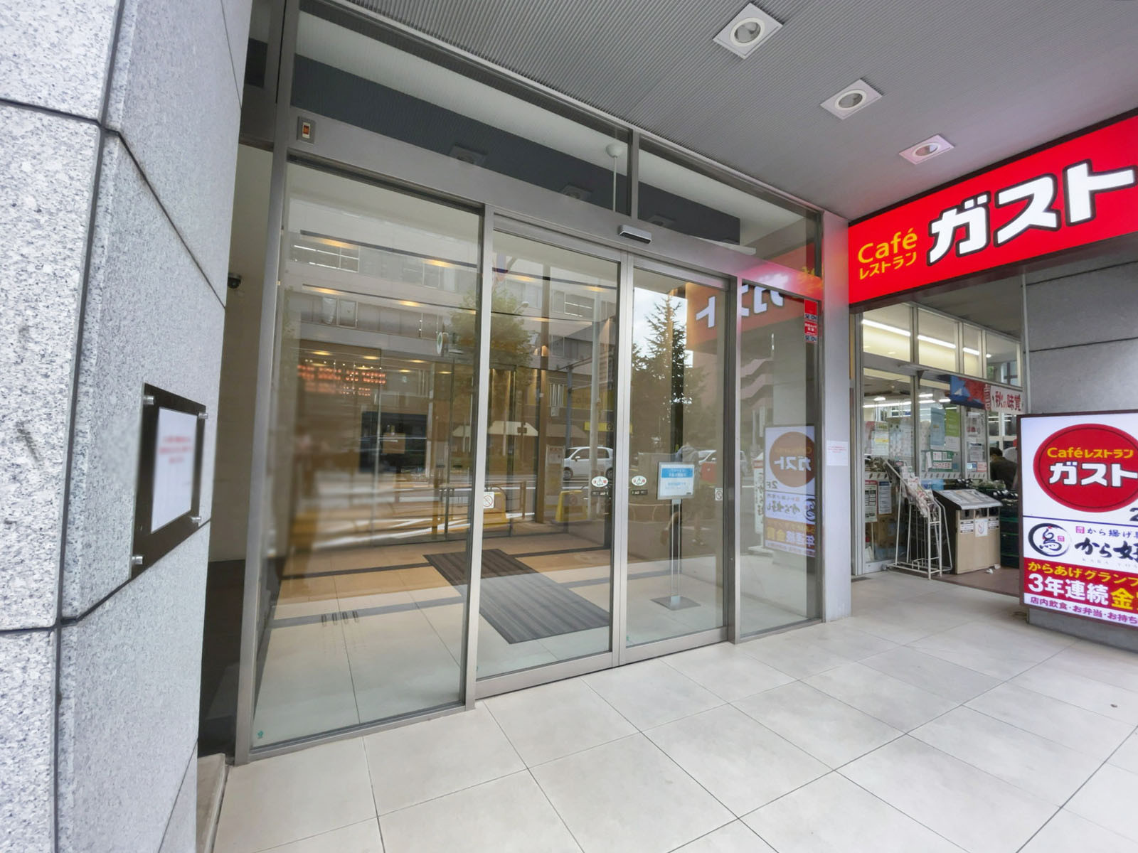 オフィスビル出入り口