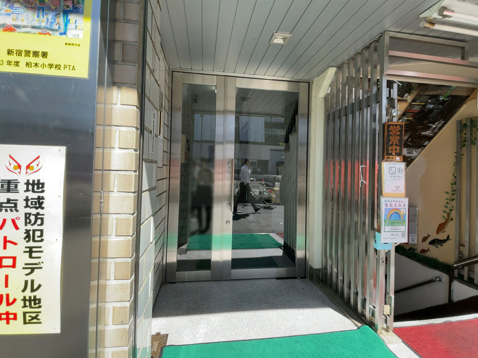 オフィスビル出入り口