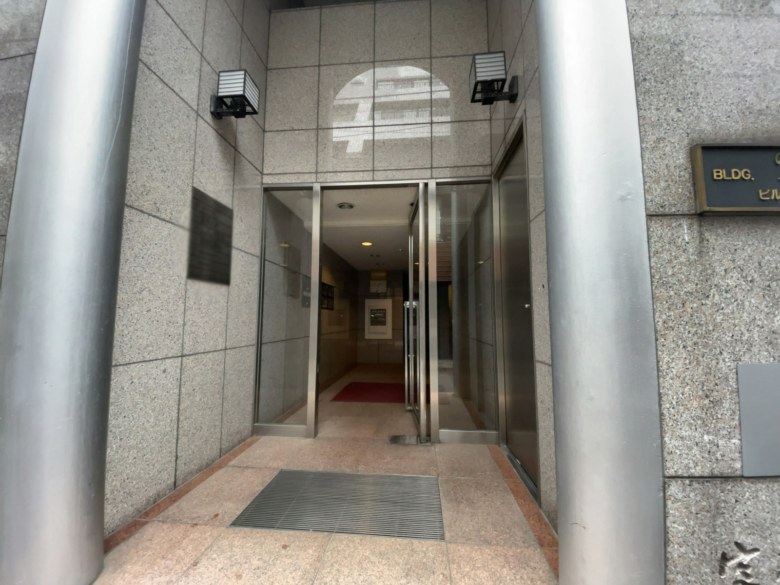 オフィスビル出入り口