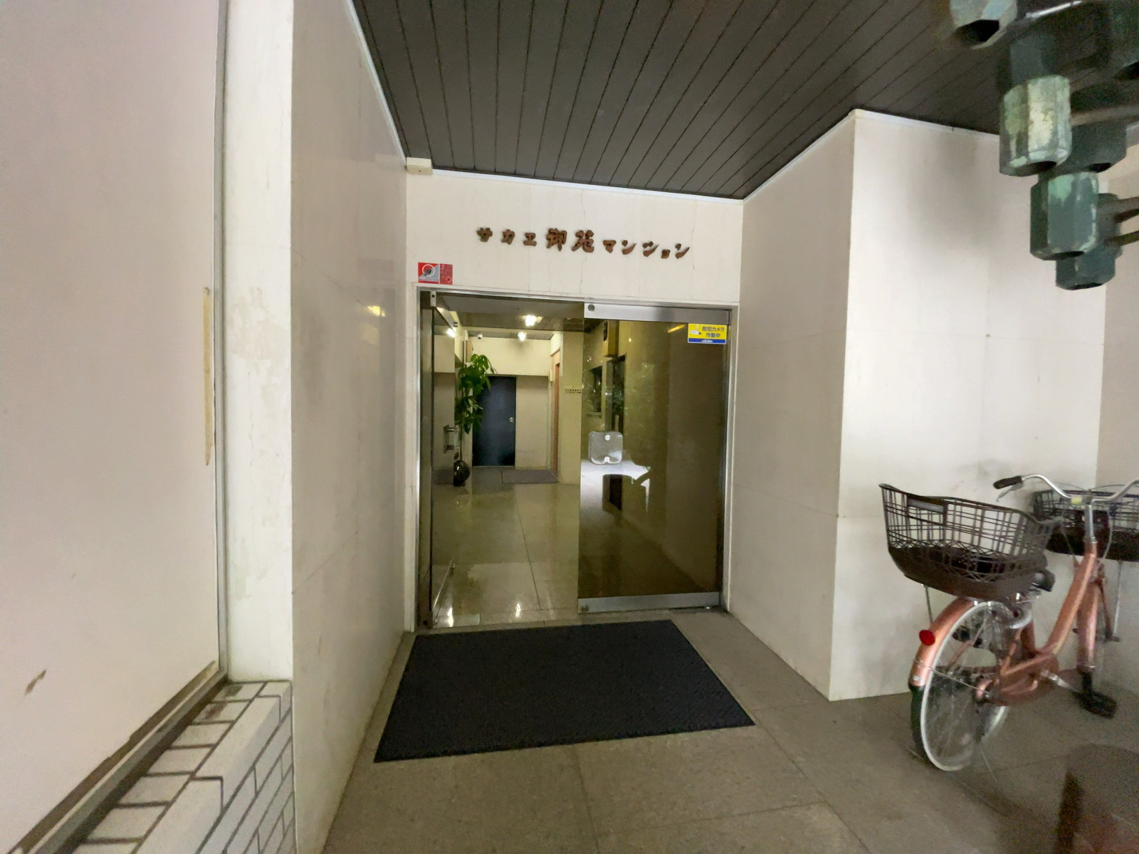 オフィスビル出入り口