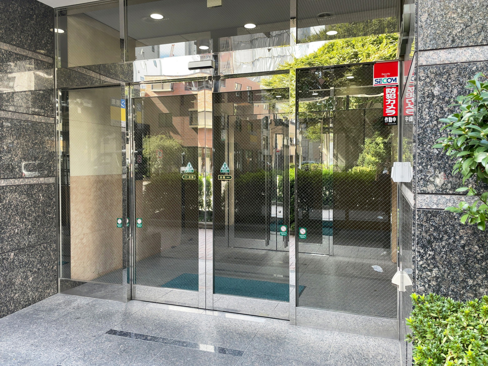 オフィスビル出入口
