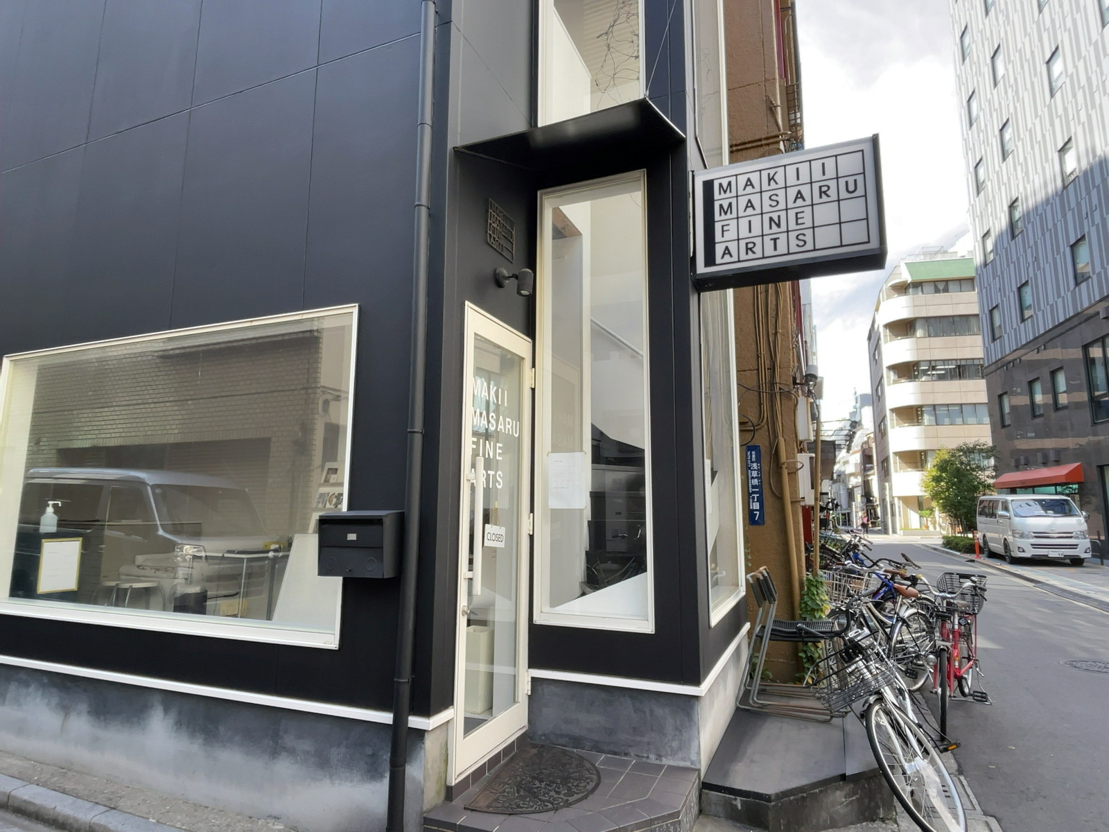 オフィスビル出入口