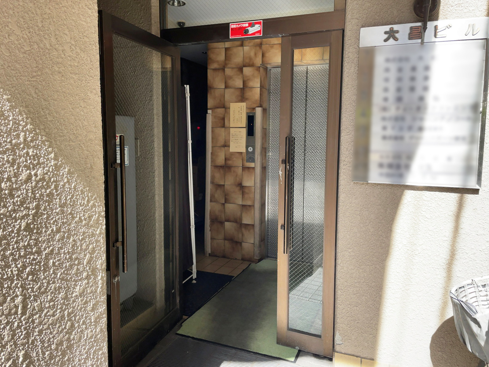 オフィスビル出入口